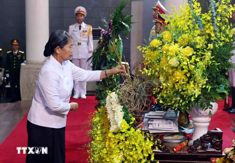 Đoàn đại biểu cấp cao Đảng Nhân dân Campuchia dâng hương nguyên Chủ tịch nước Trần Đức Lương. Đoàn đại biểu cấp cao Đảng Nhân dân Campuchia dâng hương nguyên Chủ tịch nước Trần Đức Lương.