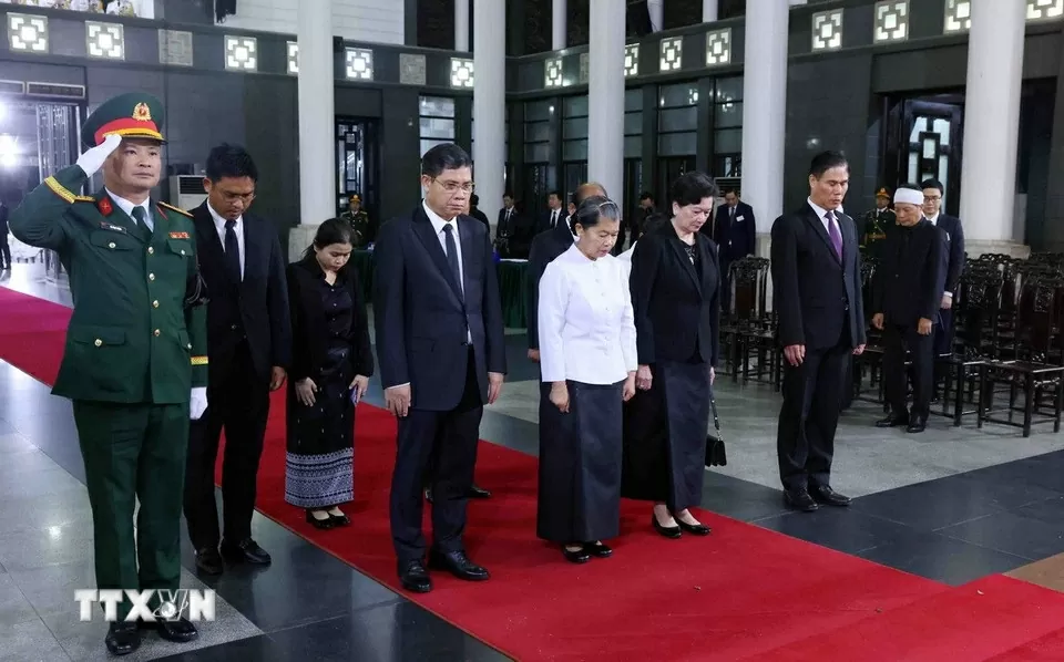 Đoàn đại biểu cấp cao Đảng Nhân dân Campuchia dành một phút mặc niệm nguyên Chủ tịch nước Trần Đức Lương. Đoàn đại biểu cấp cao Đảng Nhân dân Campuchia dành một phút mặc niệm nguyên Chủ tịch nước Trần Đức Lương.