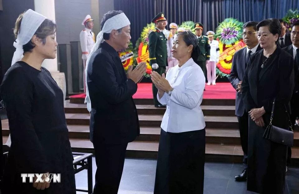 Phó Chủ tịch Đảng Nhân dân Campuchia, Chủ tịch Hội đồng quốc gia mặt trận đoàn kết phát triển Tổ quốc Campuchia, Chủ tịch Hội Hữu nghị Campuchia - Việt Nam Men Sam An chia buồn với gia quyến nguyên Chủ tịch nước Trần Đức Lương. Phó Chủ tịch Đảng Nhân dân Campuchia, Chủ tịch Hội đồng quốc gia mặt trận đoàn kết phát triển Tổ quốc Campuchia, Chủ tịch Hội Hữu nghị Campuchia - Việt Nam Men Sam An chia buồn với gia quyến nguyên Chủ tịch nước Trần Đức Lương.