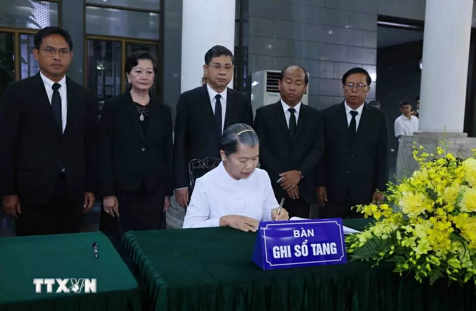 Phó Chủ tịch Đảng Nhân dân Campuchia, Chủ tịch Hội đồng quốc gia mặt trận đoàn kết phát triển Tổ quốc Campuchia, Chủ tịch Hội Hữu nghị Campuchia - Việt Nam Men Sam An ghi sổ tang. Phó Chủ tịch Đảng Nhân dân Campuchia, Chủ tịch Hội đồng quốc gia mặt trận đoàn kết phát triển Tổ quốc Campuchia, Chủ tịch Hội Hữu nghị Campuchia - Việt Nam Men Sam An ghi sổ tang.
