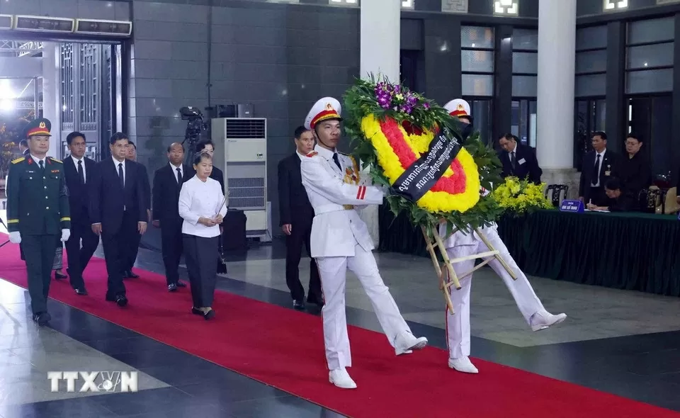 Đoàn đại biểu cấp cao Đảng Nhân dân Campuchia do Phó Chủ tịch Đảng Nhân dân Campuchia, Chủ tịch Hội đồng quốc gia mặt trận đoàn kết phát triển Tổ quốc Campuchia, Chủ tịch Hội Hữu nghị Campuchia - Việt Nam Men Sam An dẫn đầu đến viếng nguyên Chủ tịch nước Trần Đức Lương. Đoàn đại biểu cấp cao Đảng Nhân dân Campuchia do Phó Chủ tịch Đảng Nhân dân Campuchia, Chủ tịch Hội đồng quốc gia mặt trận đoàn kết phát triển Tổ quốc Campuchia, Chủ tịch Hội Hữu nghị Campuchia - Việt Nam Men Sam An dẫn đầu đến viếng nguyên Chủ tịch nước