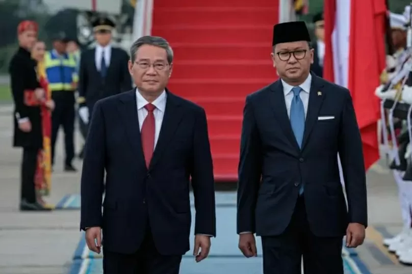 Bộ trưởng Đầu tư và chính sách hạ nguồn Indonesia Rosan Roeslani đón Thủ tướng Trung Quốc Lý Cường tại sân bay quốc tế Halim Perdanakusuma ở Jakarta ngày 24/5/2025. (Nguồn: AFP) Bộ trưởng Đầu tư và chính sách hạ nguồn Indonesia Rosan Roeslani đón Thủ tướng Trung Quốc Lý Cường tại sân bay quốc tế Halim Perdanakusuma ở Jakarta ngày 24/5/2025. (Nguồn: AFP)
