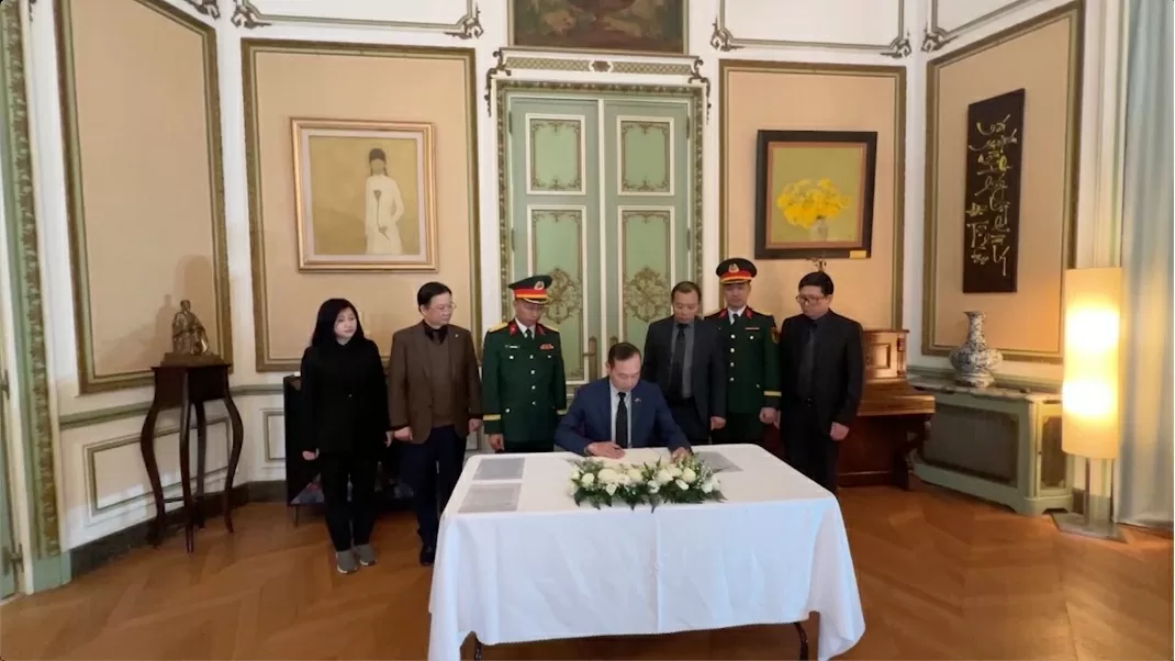 Người Việt tại Bỉ và bạn bè quốc tế viếng nguyên Chủ tịch nước Trần Đức Lương Người Việt tại Bỉ và bạn bè quốc tế viếng nguyên Chủ tịch nước Trần Đức Lương