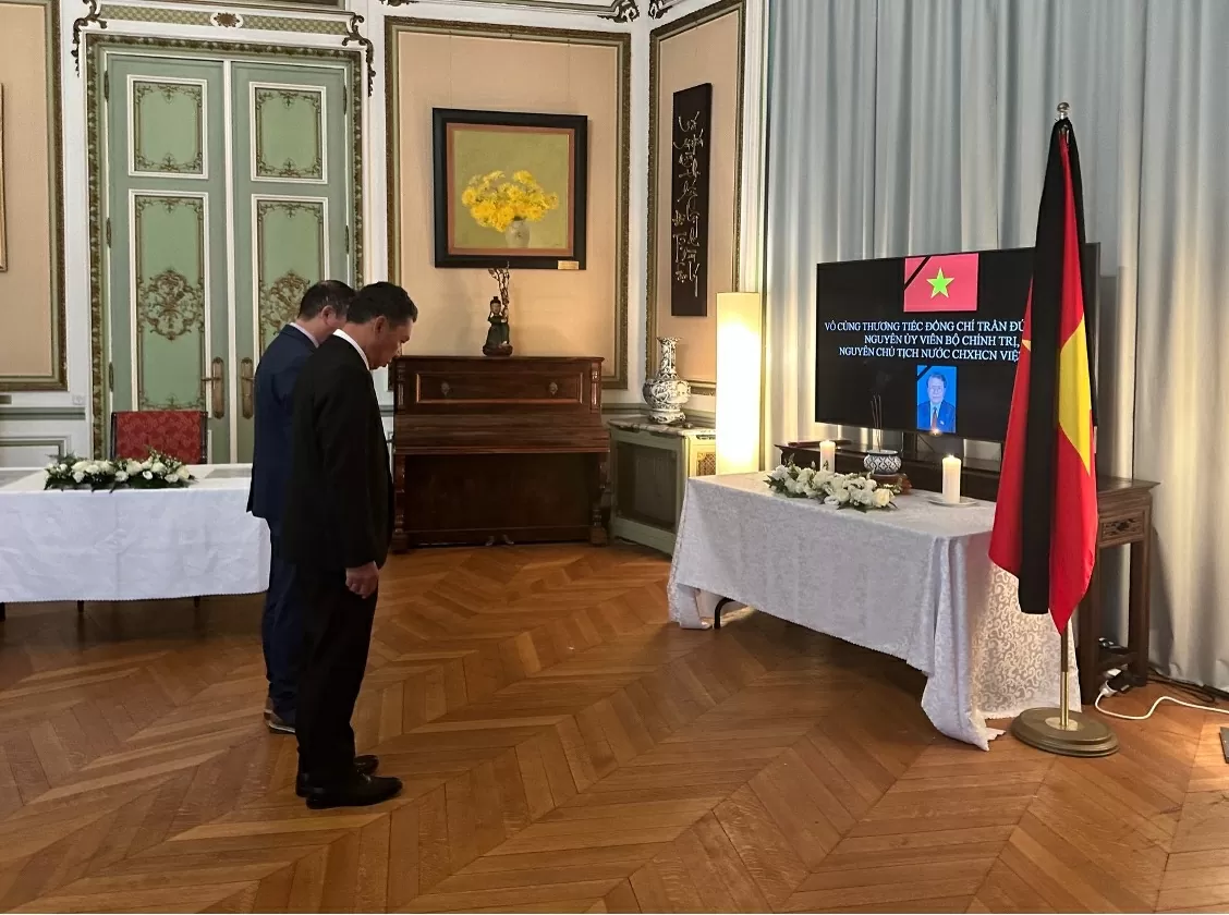 Người Việt tại Bỉ và bạn bè quốc tế viếng nguyên Chủ tịch nước Trần Đức Lương