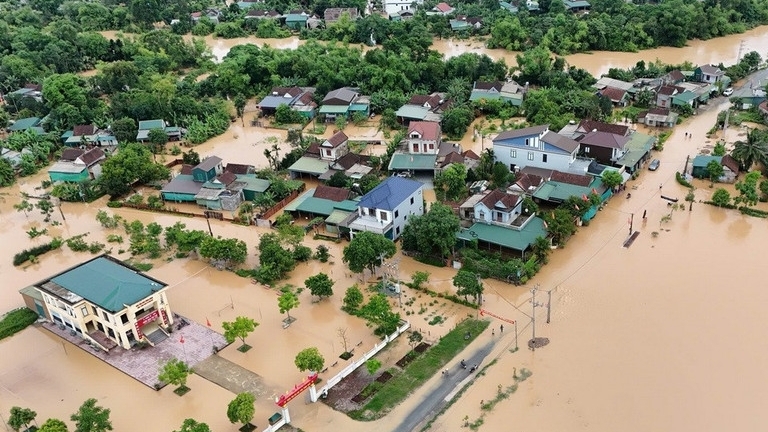 Hà Tĩnh: Mưa to kéo dài, lũ về bất ngờ, nhiều nhà dân ngập từ 1,5 đến 2 mét
