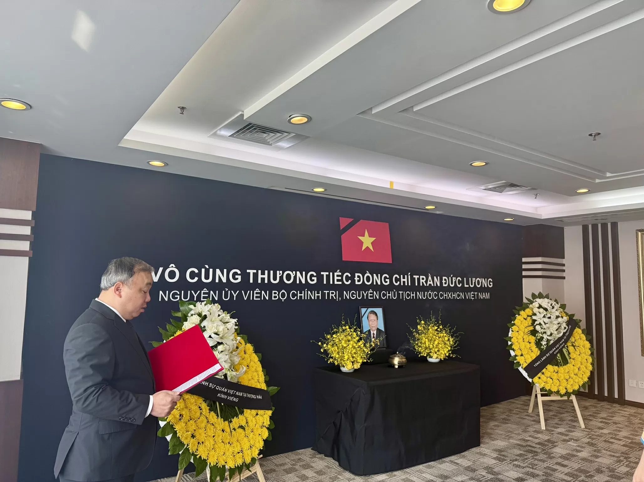 Tổng Lãnh sự quán Việt Nam tại Thượng Hải tổ chức lễ viếng nguyên Chủ tịch nước Trần Đức Lương