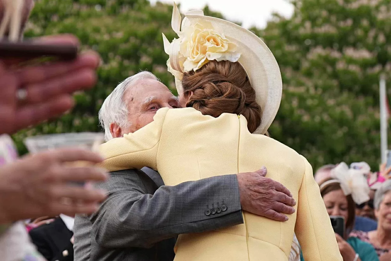 Công nương xứ Wales ôm ông Steven Frank, một người sống sót sau thảm họa Diệt chủng Do Thái, trong buổi Tiệc vườn Hoàng gia tổ chức tại Cung điện Buckingham, London, ngày 20/5. (Nguồn: Reuters)