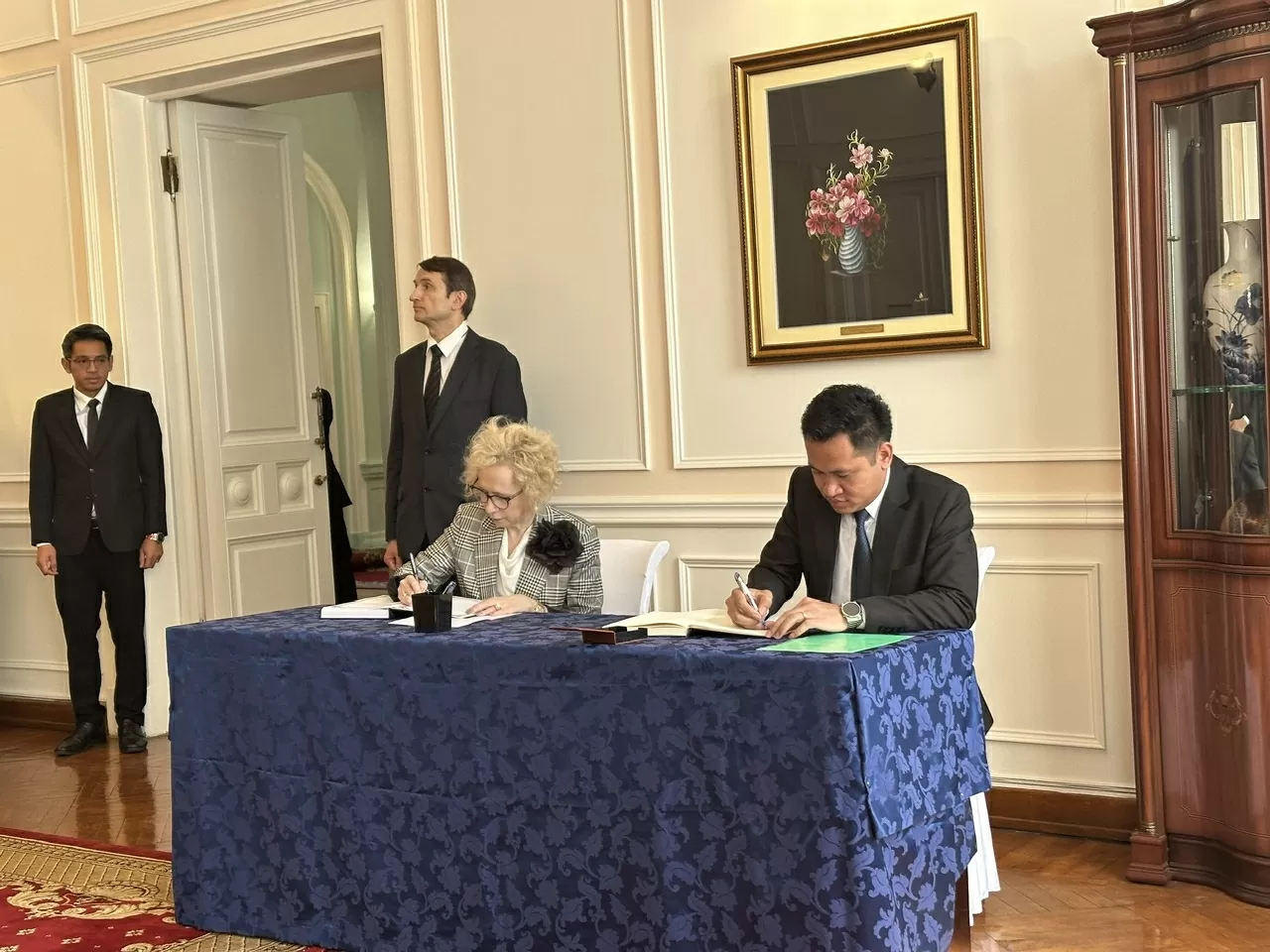 Đại diện Bộ Ngoại giao LB Nga và Đại sứ quán Lào tại LB Nga ghi sổ tang. (Nguồn: Đại sứ quán Việt Nam tại Liên bang Nga)