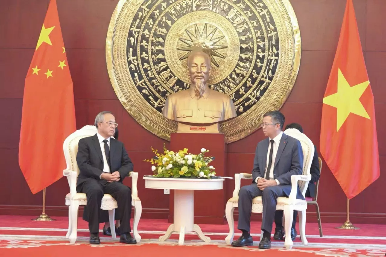 Phó Chủ tịch Chính hiệp toàn quốc Trung Quốc đến viếng nguyên Chủ tịch nước Trần Đức Lương Phó Chủ tịch Chính hiệp toàn quốc Trung Quốc đến viếng nguyên Chủ tịch nước Trần Đức Lương