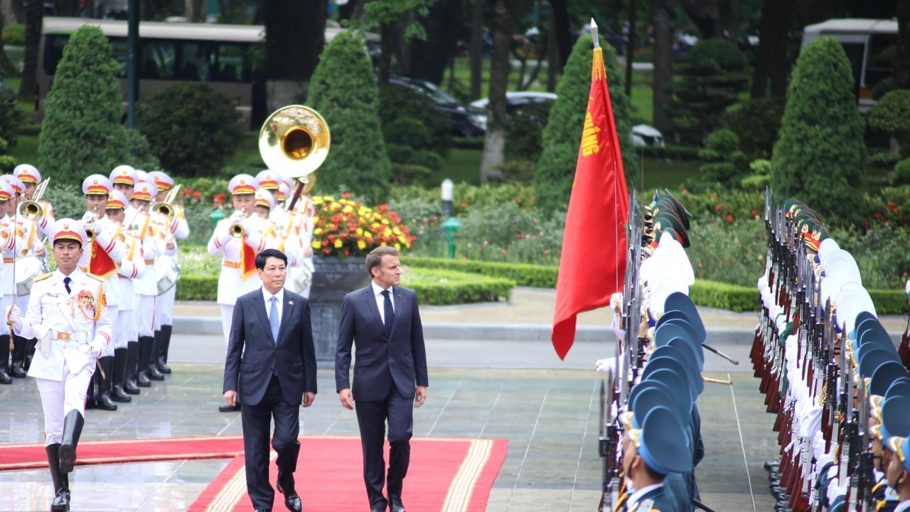 Chủ tịch nước Lương Cường chủ trì Lễ đón Tổng thống Pháp Emmanuel Macron thăm cấp Nhà nước tới Việt Nam