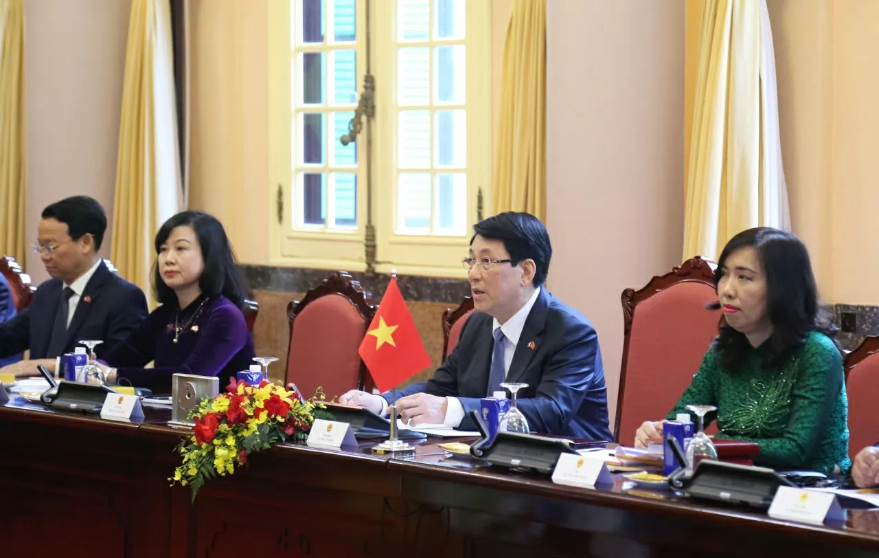 Chủ tịch nước Lương Cường chào mừng Tổng thống Pháp Emmanuel Macron thăm chính thức Việt Nam. (Ảnh: Thành Long) Chủ tịch nước Lương Cường chào mừng Tổng thống Pháp Emmanuel Macron thăm chính thức Việt Nam. (Ảnh: Thành Long)