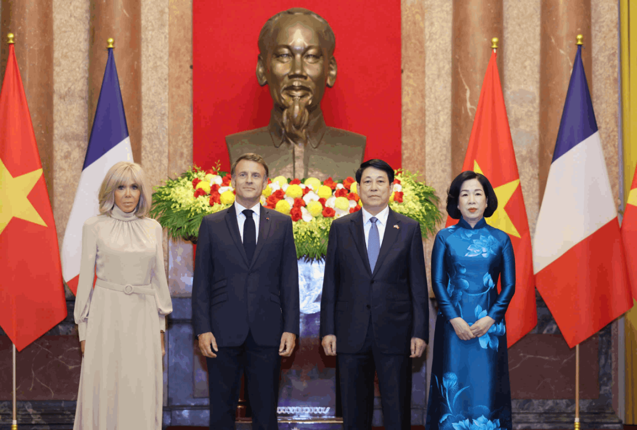 Chủ tịch nước Lương Cường và Tổng thống Emmanuel Macron chụp ảnh chung cùng phu nhân