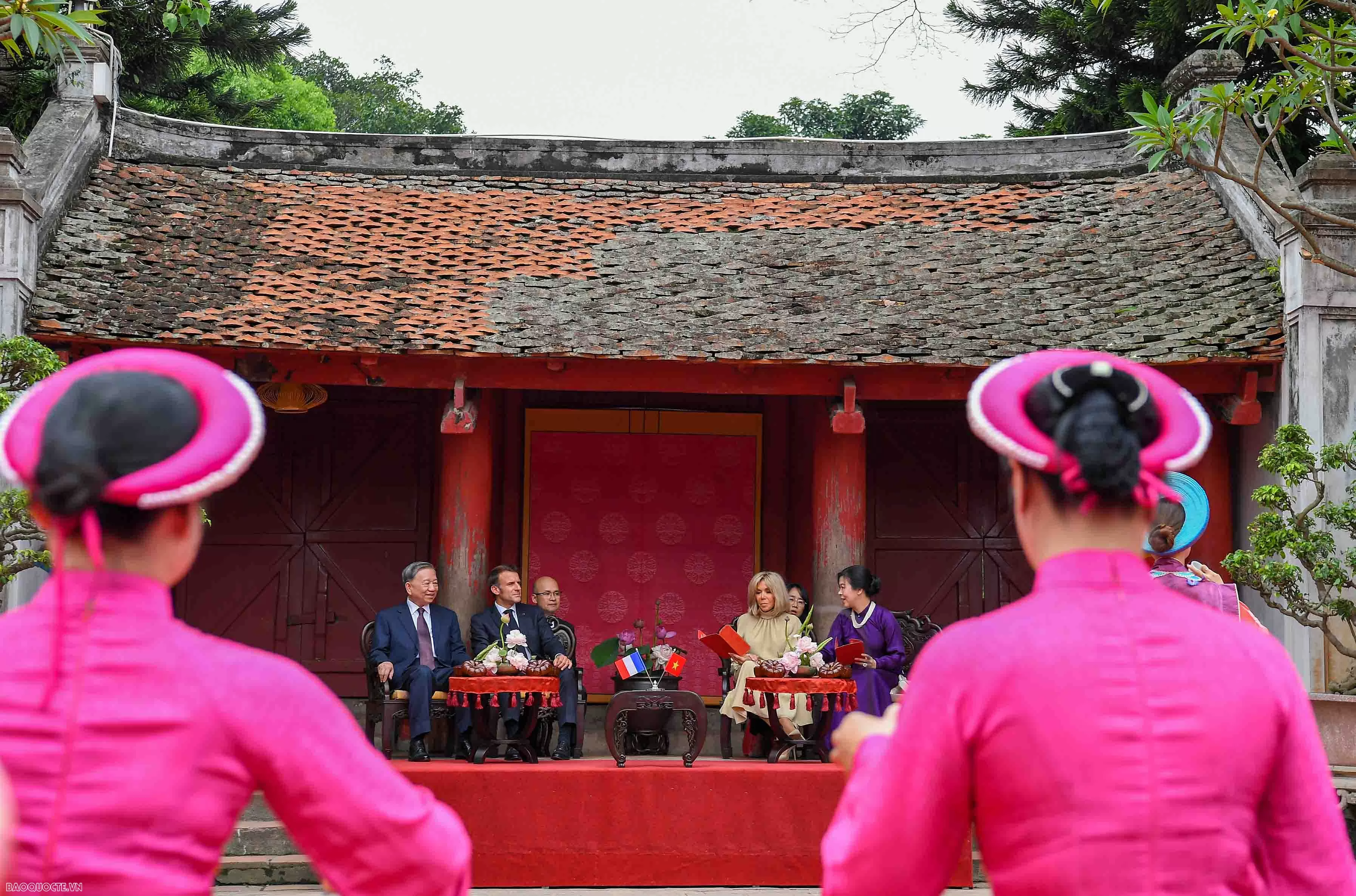 Những hình ảnh bận rộn của Tổng thống Pháp Emmanuel Macron và Phu nhân tại Việt Nam Những hình ảnh bận rộn của Tổng thống Pháp Emmanuel Macron và Phu nhân tại Việt Nam