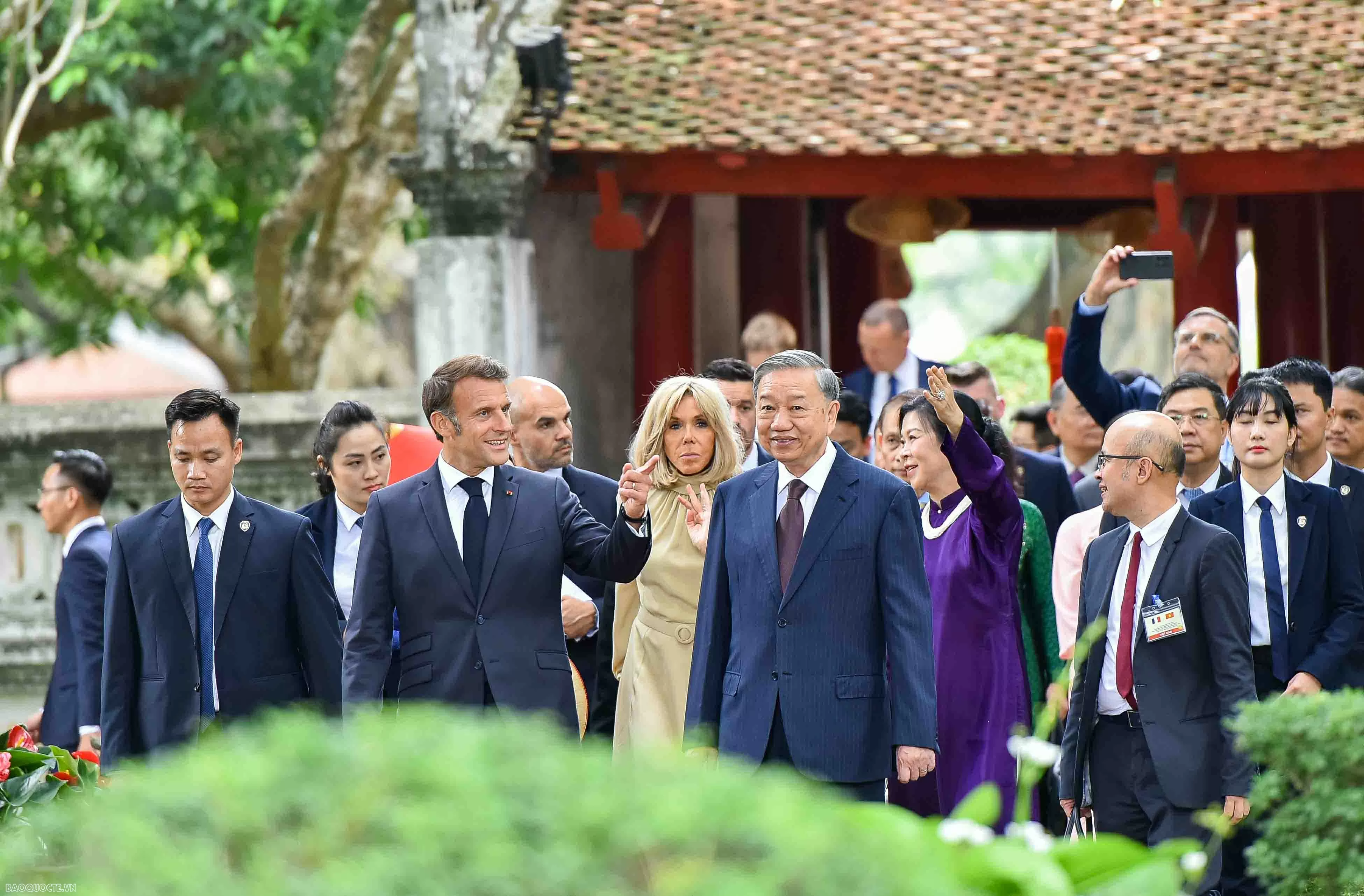 Những hình ảnh bận rộn của Tổng thống Pháp Emmanuel Macron và Phu nhân tại Việt Nam