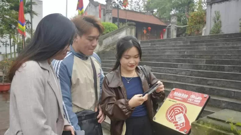 Các bạn trẻ trải nghiệm tương tác cùng 5 tháng đầu năm 2025, Bắc Ninh đón hơn 2,4 triệu lượt khách, doanh thu tăng 78%