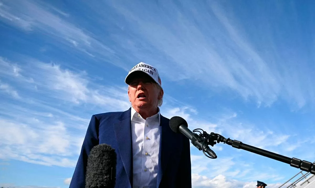 Tổng thống Mỹ Donald Trump không hài lòng với cả hai nhà lãnh đạo Nga và Ukraine, cân nhắc trừng phạt Moscow sau cuộc tấn công UAV quy mô lớn? (Nguồn: AFP) Tổng thống Mỹ Donald Trump không hài lòng với cả hai nhà lãnh đạo Nga và Ukraine, cân nhắc trừng phạt Moscow sau cuộc tấn công UAV quy mô lớn? (Nguồn: AFP)