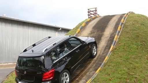 Cách lùi xe ô tô xuống dốc an toàn cho lái mới