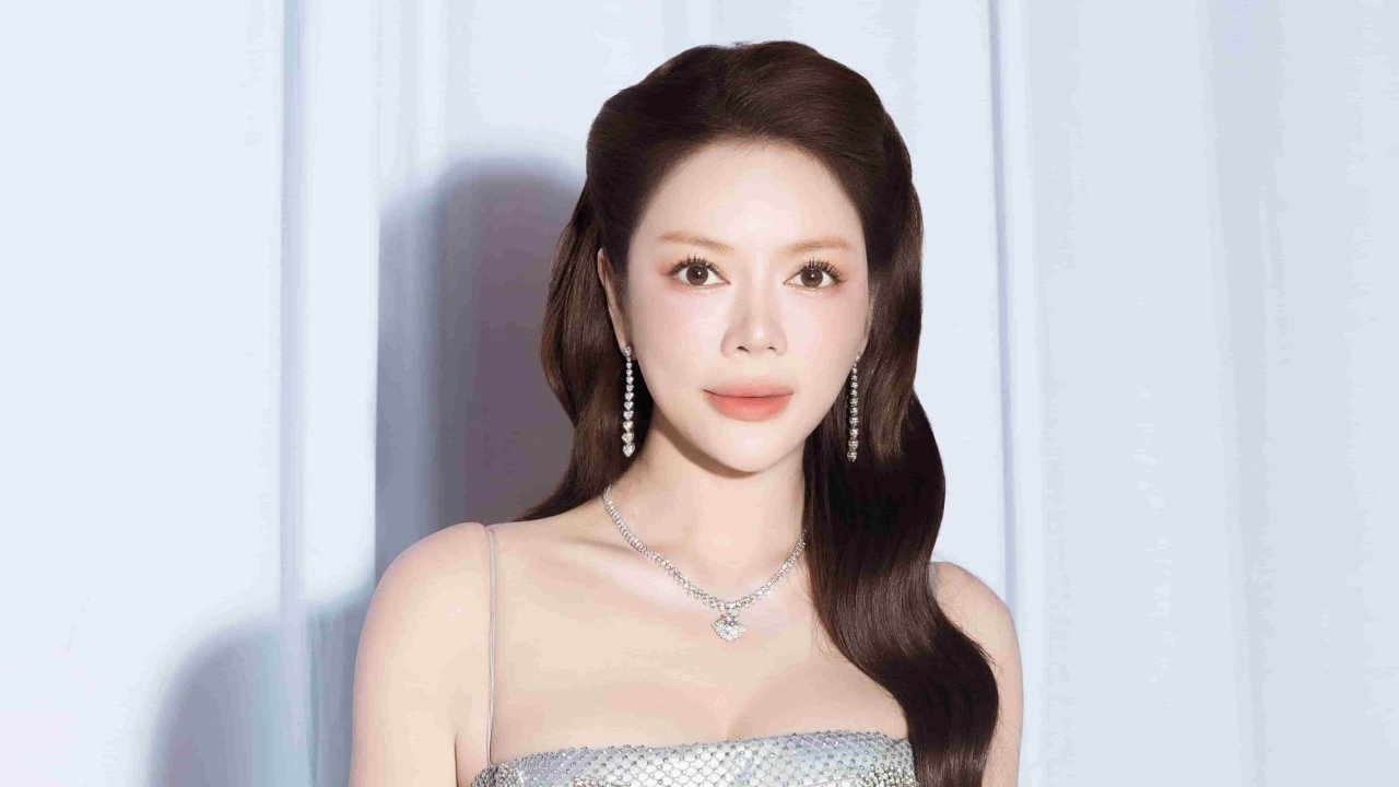 Người đẹp Lý Nhã Kỳ kiêu sa, tỏa sáng trong thiết kế đầm dạ hội