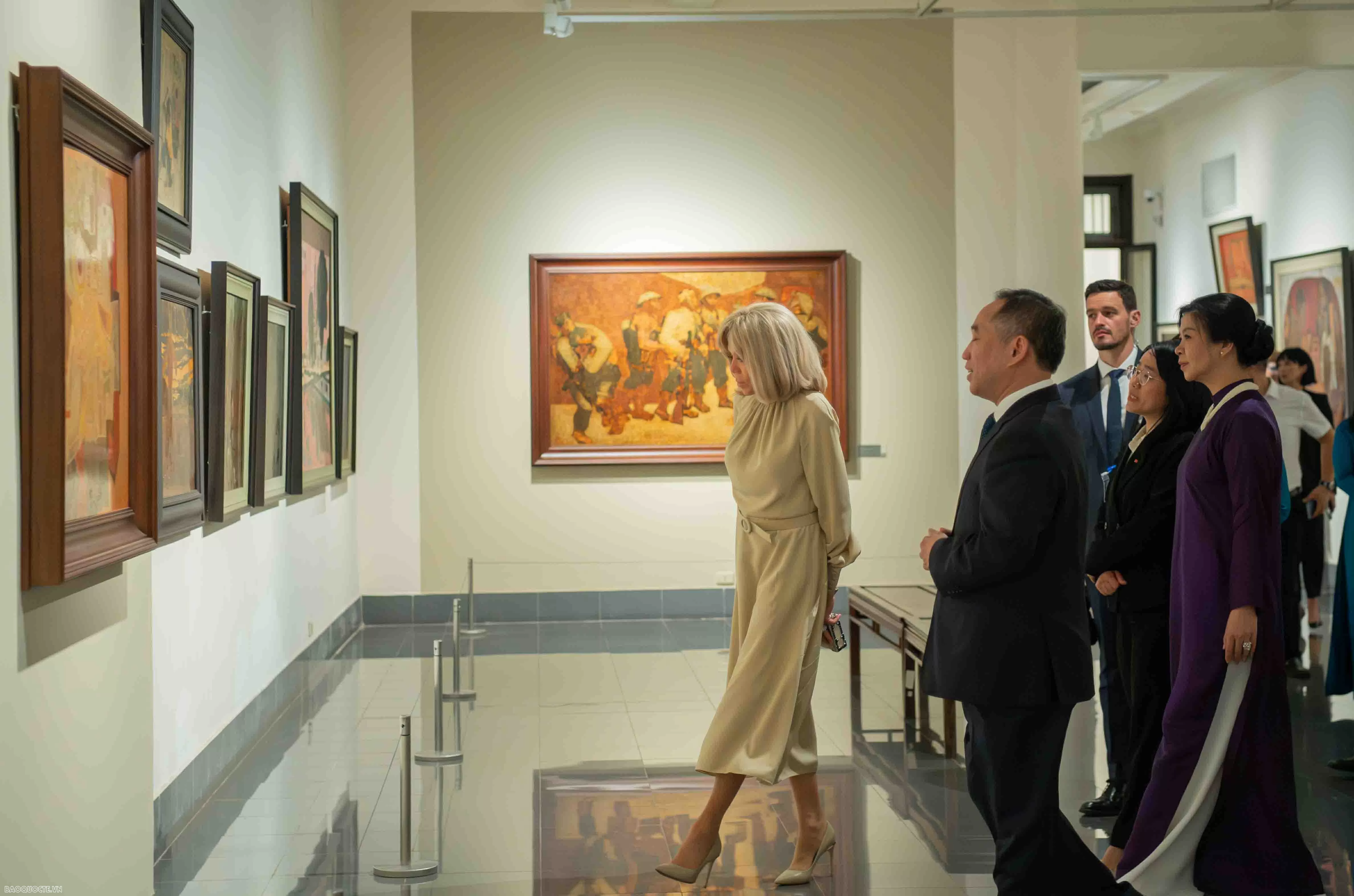 Phu nhân Tổng Bí thư và Phu nhân Tổng thống Pháp chiêm ngưỡng Bảo vật quốc gia Việt Nam