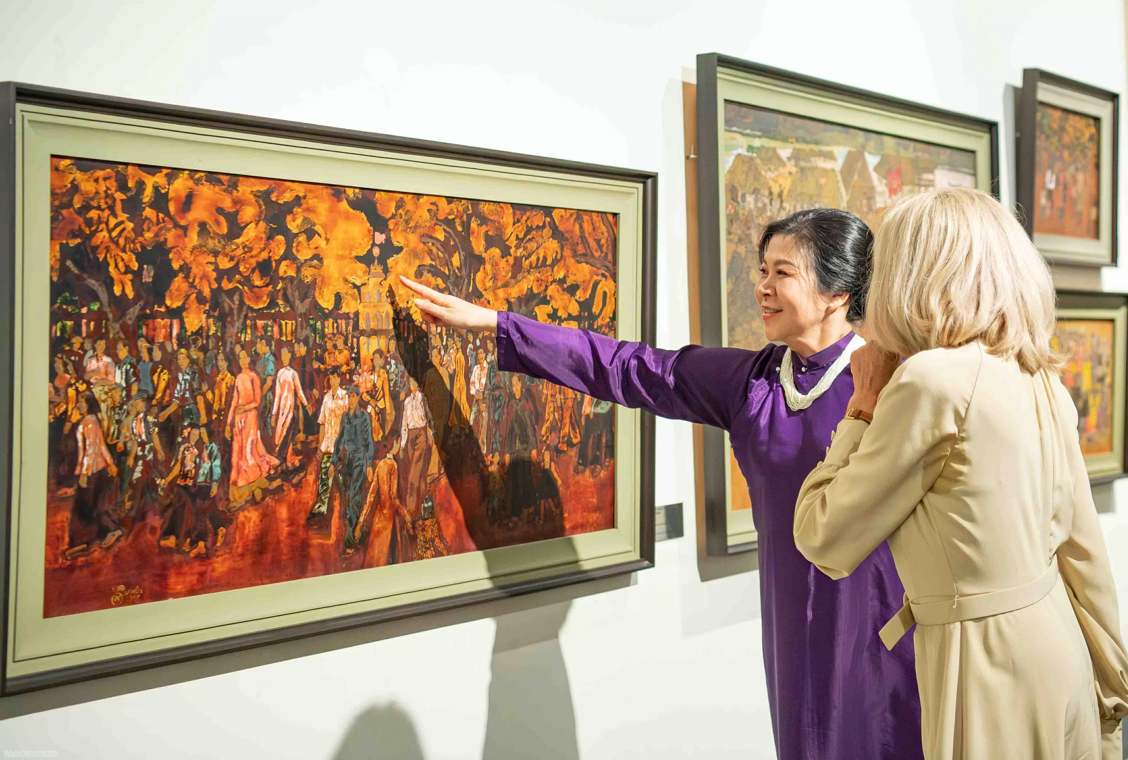 Phu nhân Tổng Bí thư và Phu nhân Tổng thống Pháp chiêm ngưỡng Bảo vật quốc gia Việt Nam