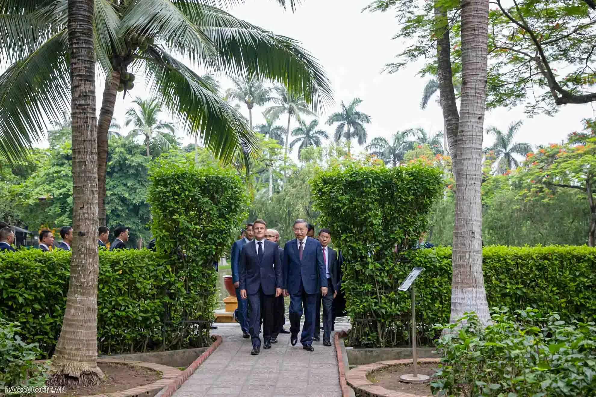 Tổng Bí thư Tô Lâm và Tổng thống Emmanuel Macron trồng cây mộc tại Khu Di tích Chủ tịch Hồ Chí Minh Tổng Bí thư Tô Lâm và Tổng thống Emmanuel Macron trồng cây mộc tại Khu Di tích Chủ tịch Hồ Chí Minh