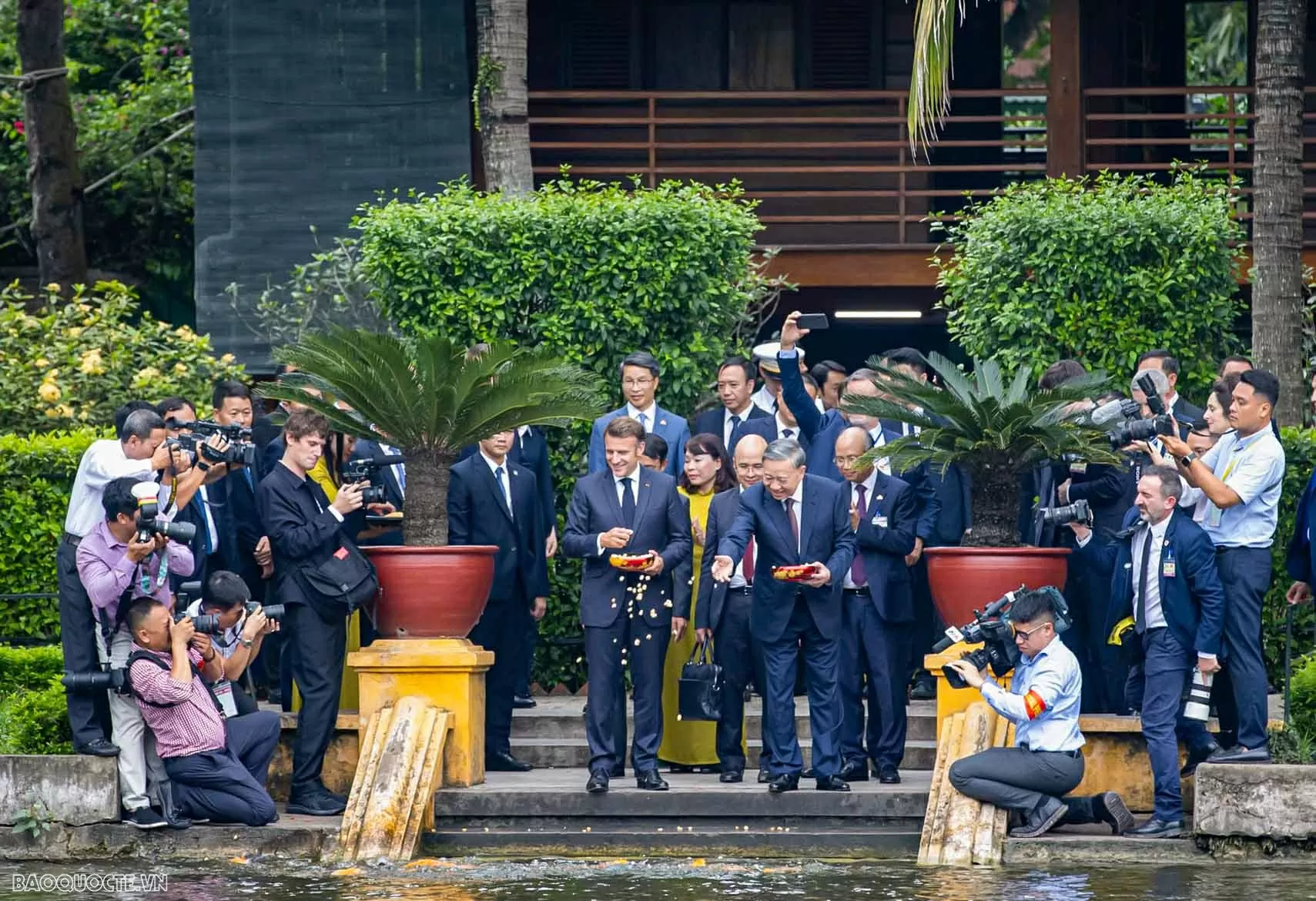 Tổng Bí thư Tô Lâm và Tổng thống Emmanuel Macron trồng cây mộc tại Khu Di tích Chủ tịch Hồ Chí Minh Tổng Bí thư Tô Lâm và Tổng thống Emmanuel Macron trồng cây mộc tại Khu Di tích Chủ tịch Hồ Chí Minh