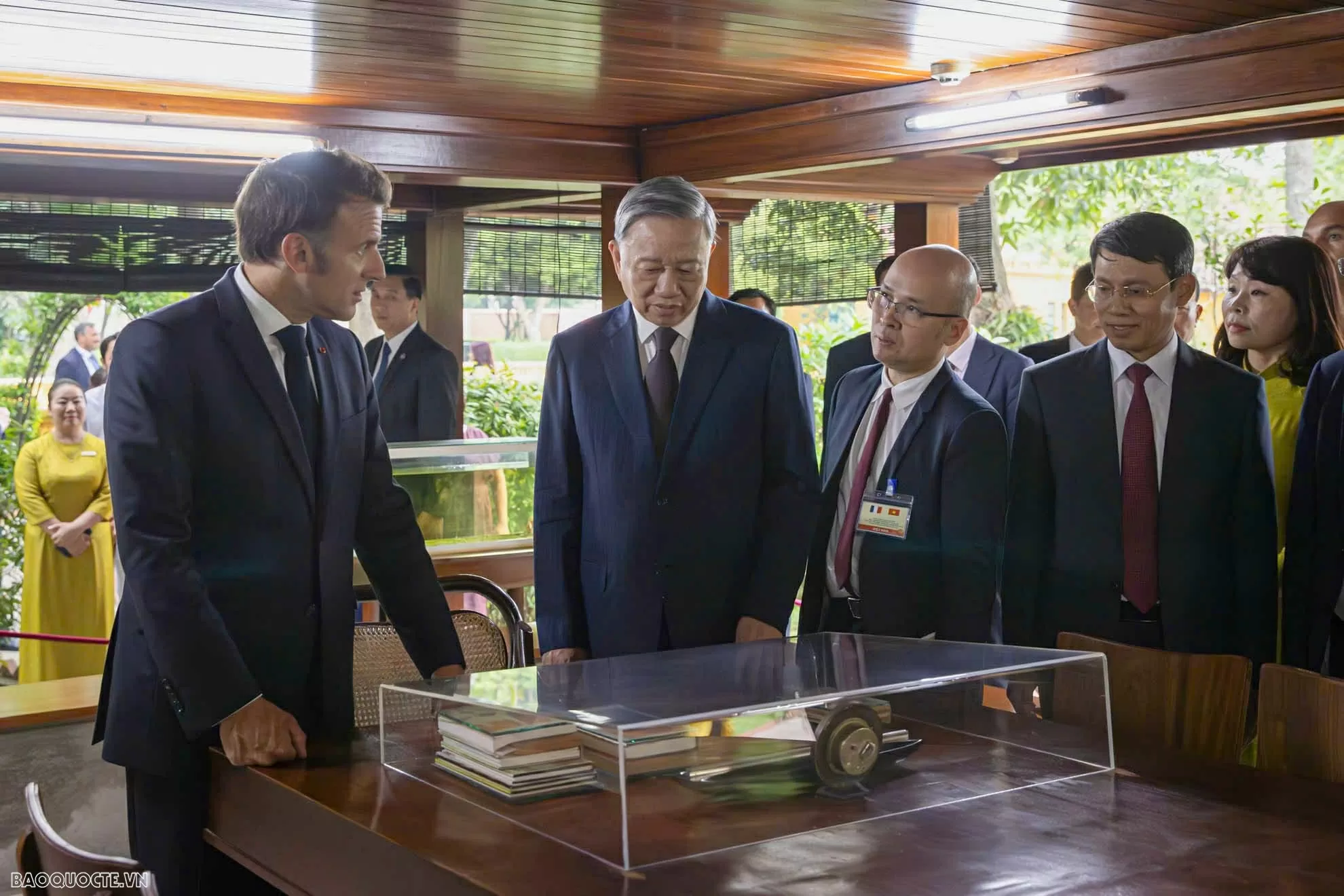 Tổng Bí thư Tô Lâm và Tổng thống Emmanuel Macron trồng cây mộc tại Khu Di tích Chủ tịch Hồ Chí Minh Tổng Bí thư Tô Lâm và Tổng thống Emmanuel Macron trồng cây mộc tại Khu Di tích Chủ tịch Hồ Chí Minh