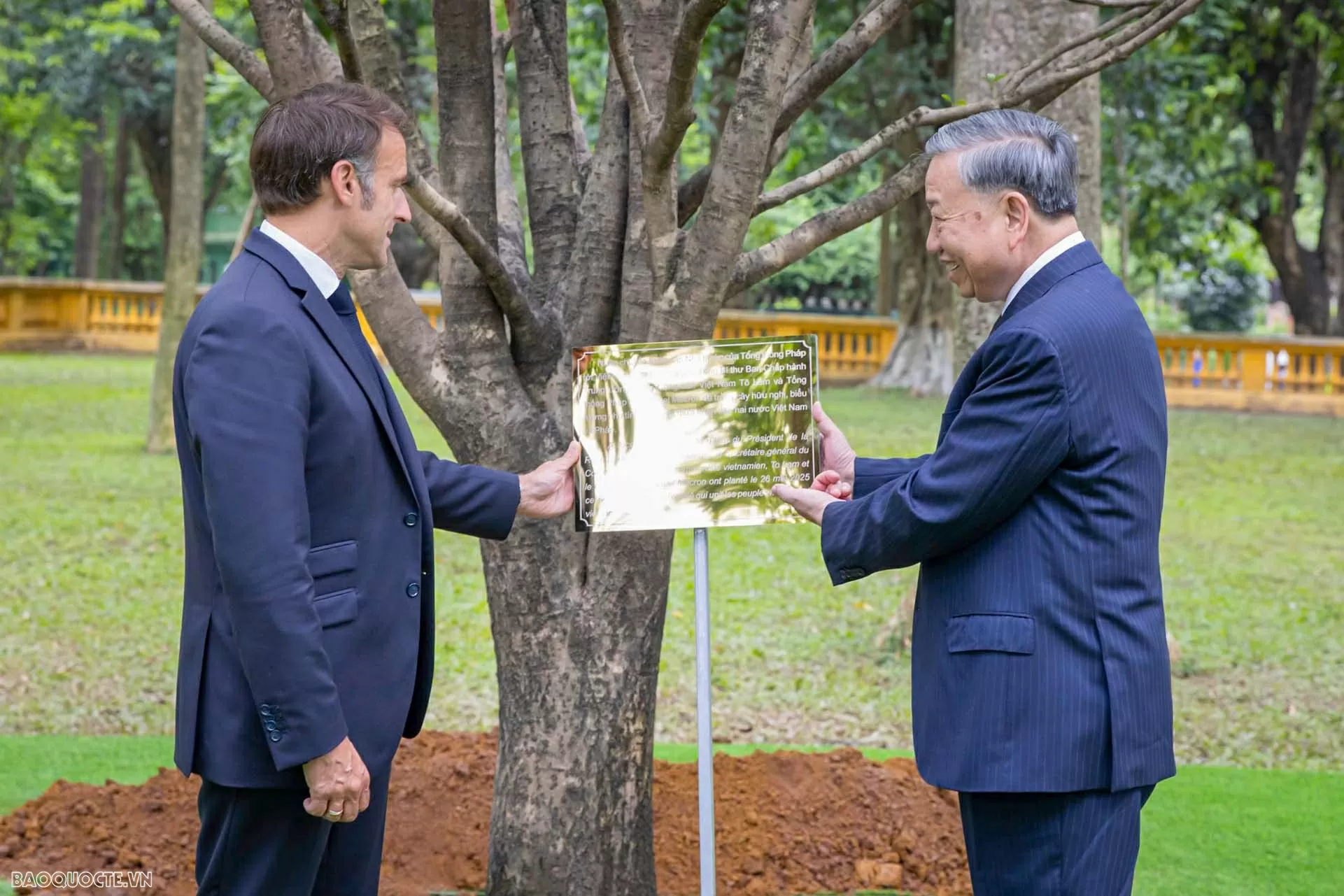 Tổng Bí thư Tô Lâm và Tổng thống Emmanuel Macron trồng cây mộc tại Khu Di tích Chủ tịch Hồ Chí Minh Tổng Bí thư Tô Lâm và Tổng thống Emmanuel Macron trồng cây mộc tại Khu Di tích Chủ tịch Hồ Chí Minh