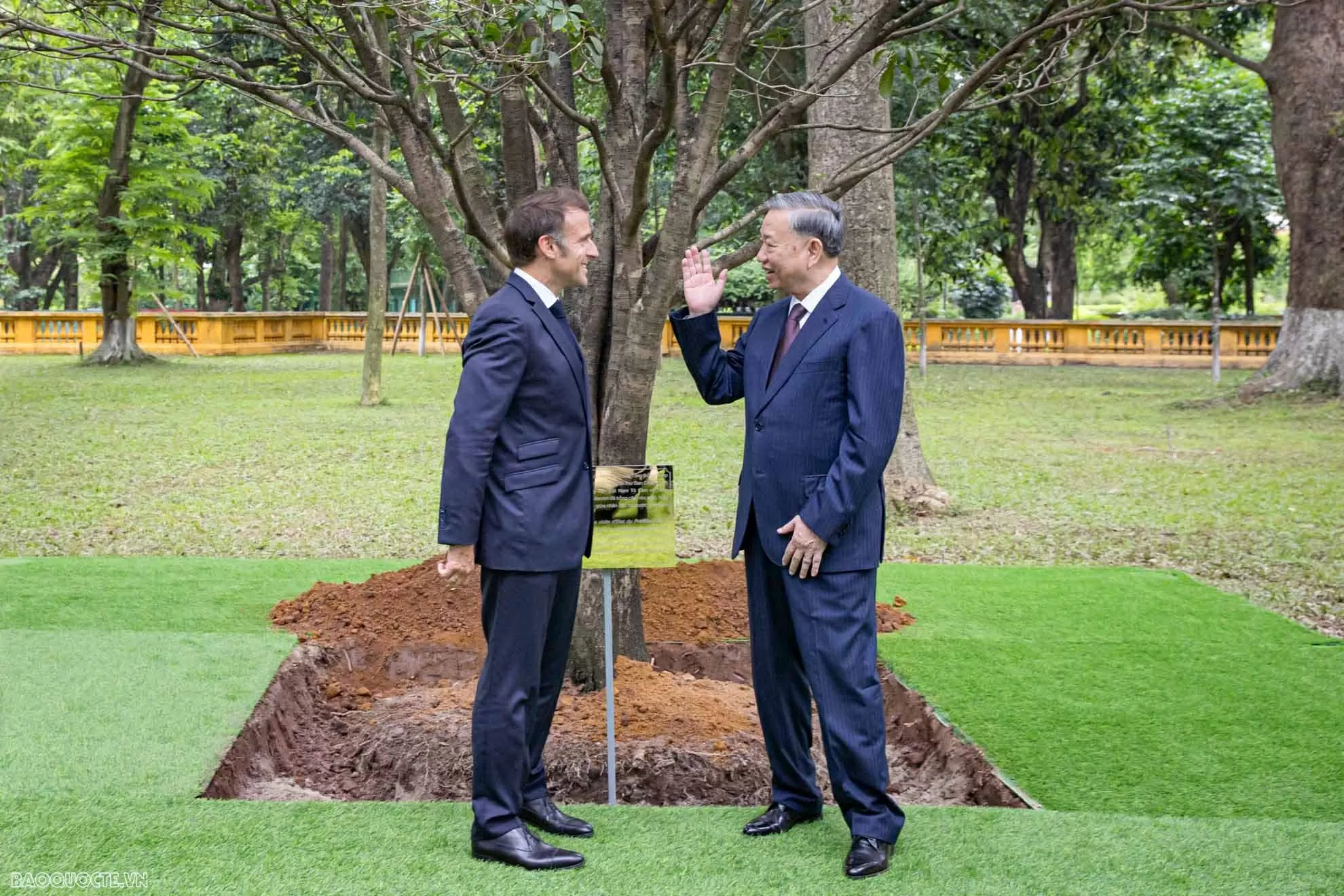 Tổng Bí thư Tô Lâm và Tổng thống Emmanuel Macron trồng cây mộc tại Khu Di tích Chủ tịch Hồ Chí Minh Tổng Bí thư Tô Lâm và Tổng thống Emmanuel Macron trồng cây mộc tại Khu Di tích Chủ tịch Hồ Chí Minh