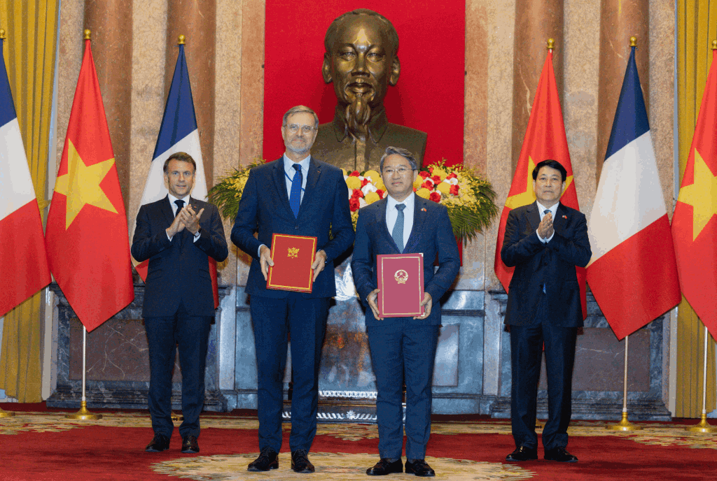 Bộ trưởng Bộ Tư pháp Nguyễn Hải Ninh và Đại sứ Pháp tại Việt Nam Olivier Brochet trao đổi Kế hoạch hợp tác năm 2025 - 2026 giữa Bộ Tư pháp Việt Nam và Đại sứ quán Pháp tại Việt Nam. Bộ trưởng Bộ Tư pháp Nguyễn Hải Ninh và Đại sứ Pháp tại Việt Nam Olivier Brochet trao đổi Kế hoạch hợp tác năm 2025 - 2026 giữa Bộ Tư pháp Việt Nam và Đại sứ quán Pháp tại Việt Nam.