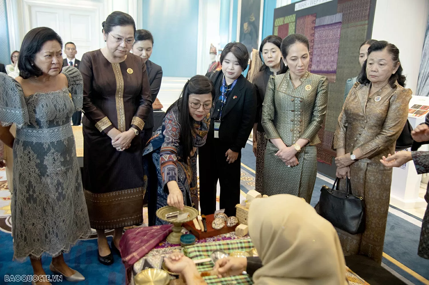 Phu nhân Thủ tướng Chính phủ Việt Nam Lê Thị Bích Trân dự chương trình Phu nhân Hội nghị Cấp cao ASEAN lần thứ 46 Chương trình Phu nhân Hội nghị cấp cao ASEAN 46 góp phần lan tỏa giá trị ASEAN