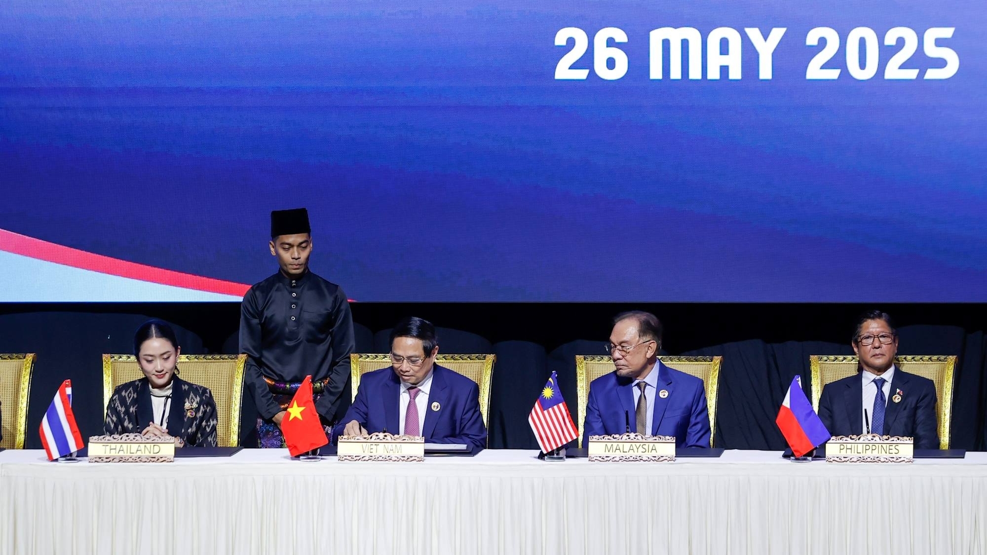 Thủ tướng Phạm Minh Chính cùng các nhà lãnh đạo ký Tuyên bố 'ASEAN 2045'