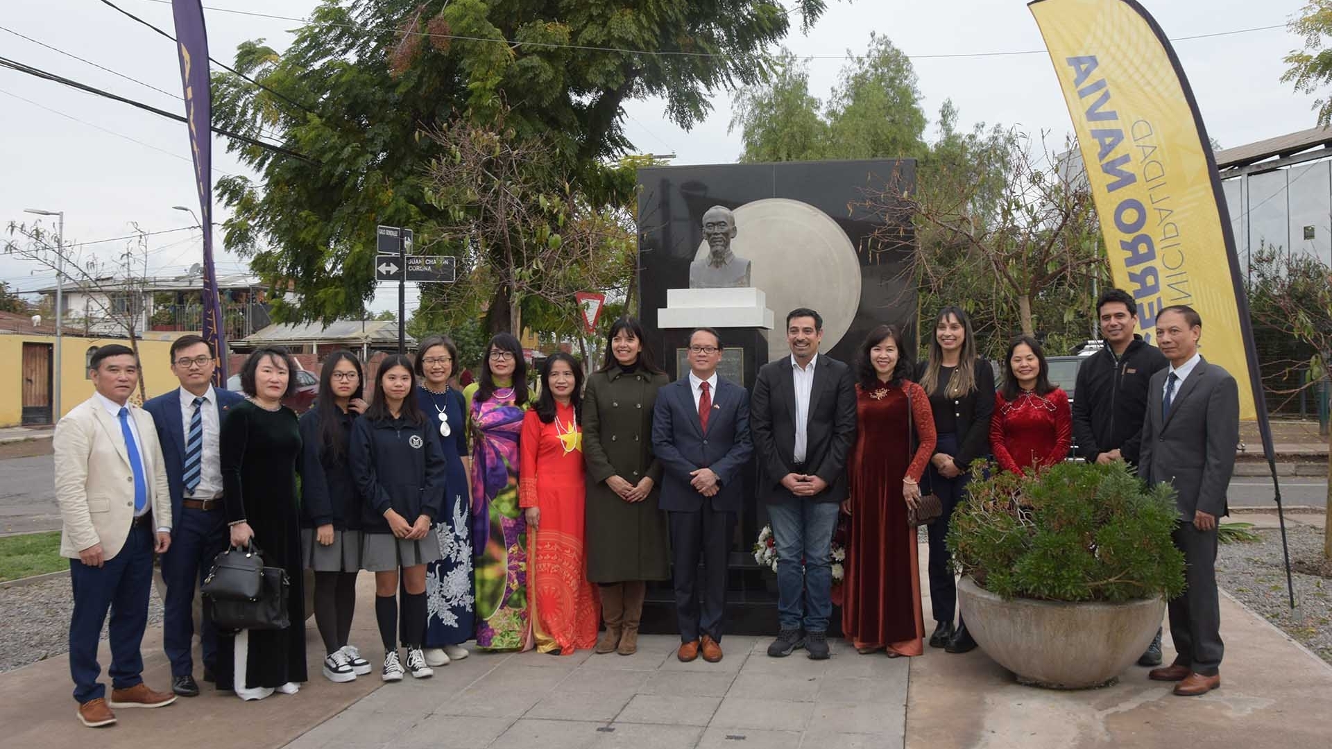 Kỷ niệm 135 năm Ngày sinh Chủ tịch Hồ Chí Minh và 50 năm Giải phóng miền Nam tại Chile