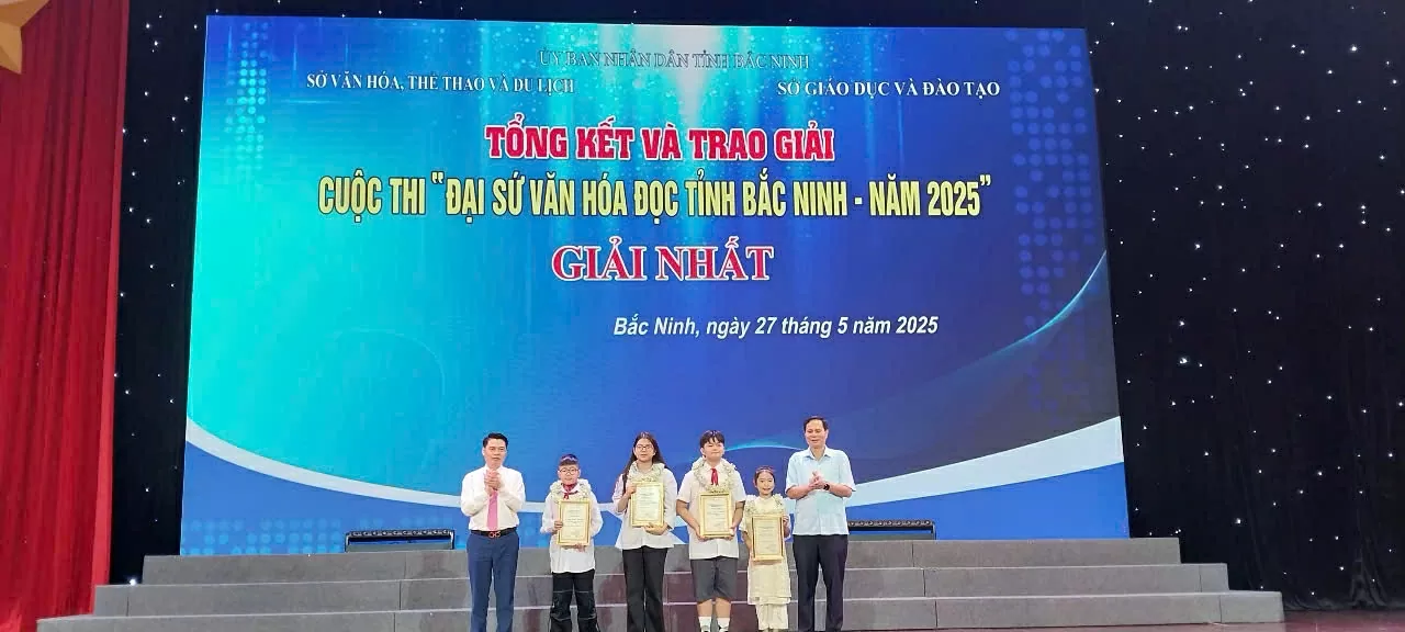 Ban tổ chức trao giải Nhất Đại sứ Văn hoá đọc cho các thí sinh. Ban tổ chức trao giải Nhất Đại sứ Văn hoá đọc cho các thí sinh.