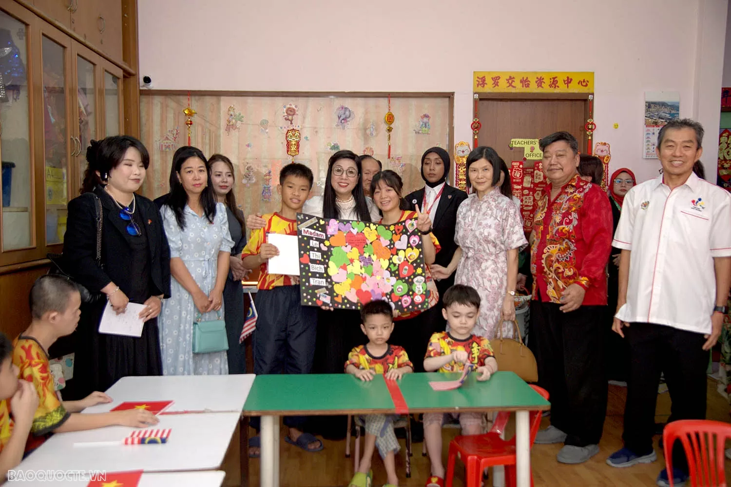 Phu nhân Thủ tướng Lê Thị Bích Trân thăm Trung tâm bảo trợ trẻ em Jing Sun tại Malaysia Phu nhân Lê Thị Bích Trân thăm Trung tâm bảo trợ trẻ em Jing Sun