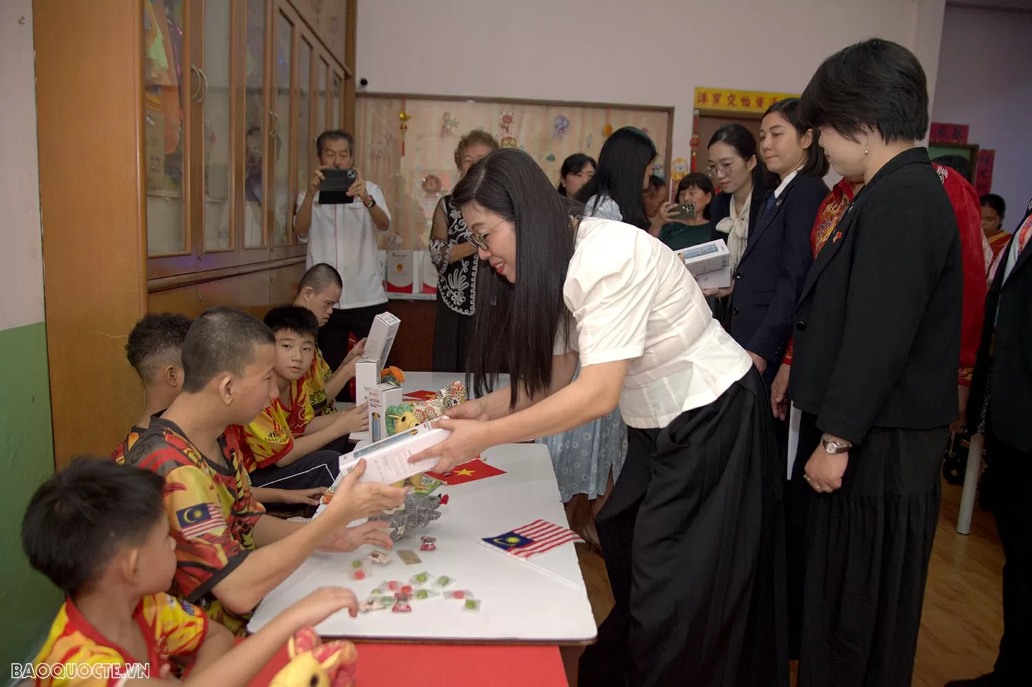 Phu nhân Thủ tướng Lê Thị Bích Trân thăm Trung tâm bảo trợ trẻ em Jing Sun tại Malaysia Phu nhân Lê Thị Bích Trân thăm Trung tâm bảo trợ trẻ em Jing Sun