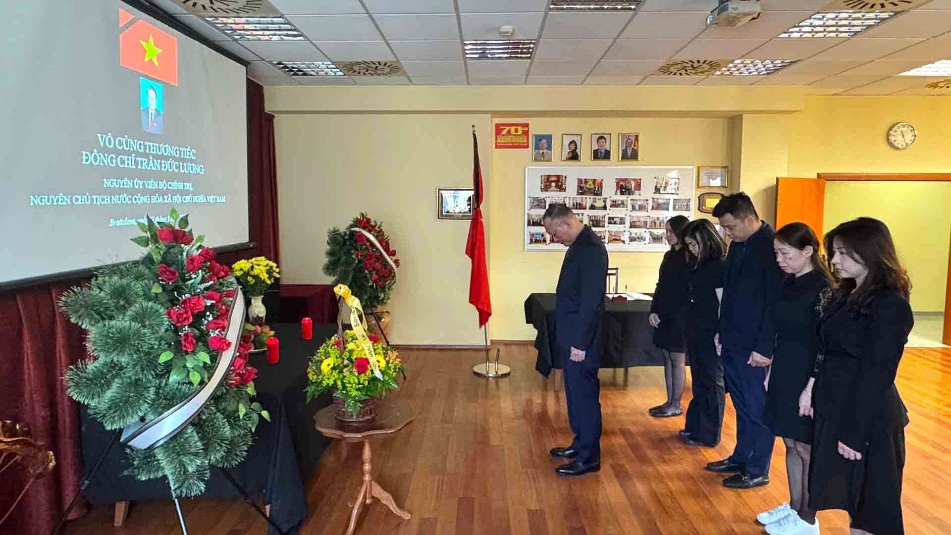 Tổ chức Lễ viếng và mở sổ tang nguyên Chủ tịch nước Trần Đức Lương tại Slovakia