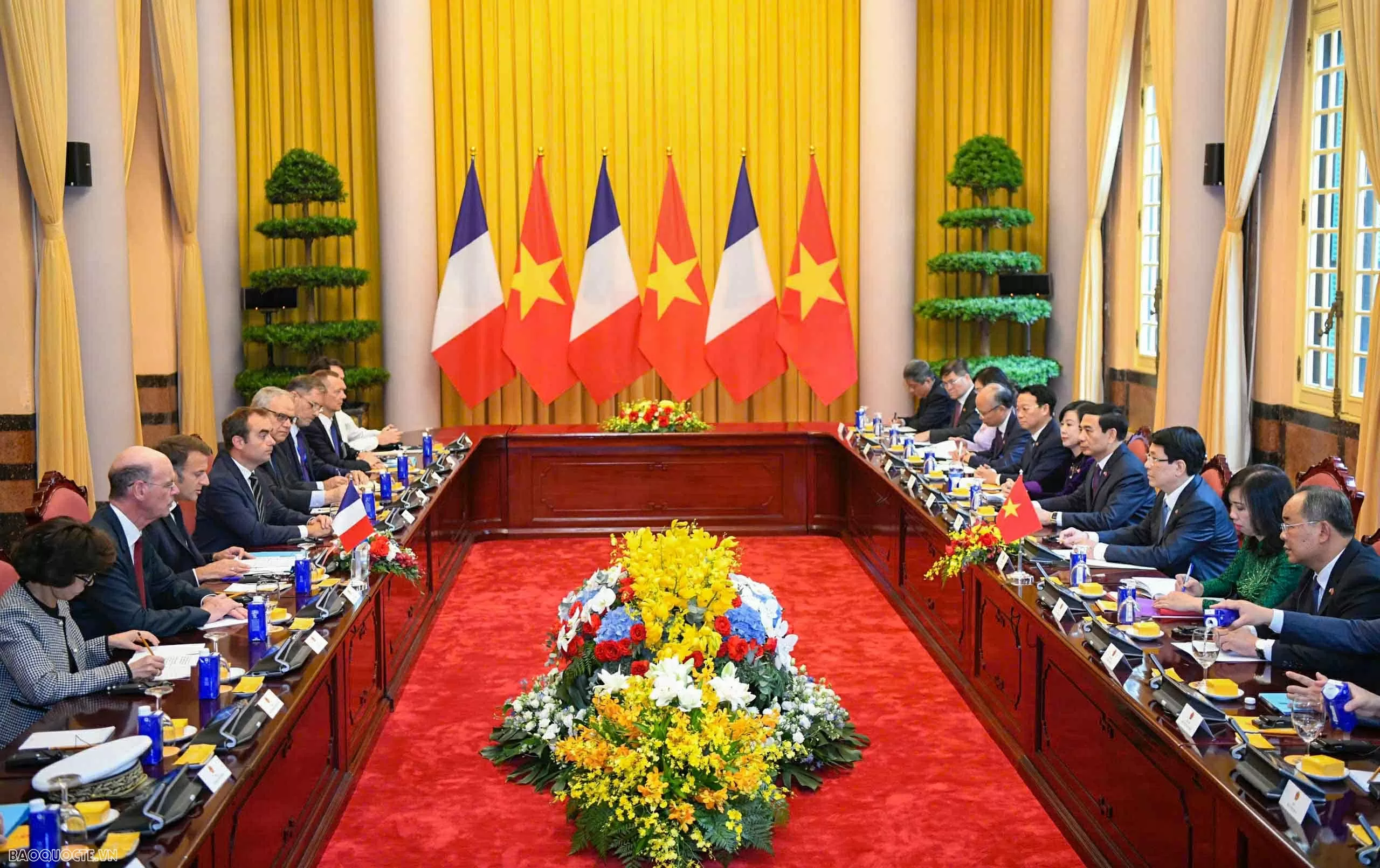 Những hình ảnh bận rộn của Tổng thống Pháp Emmanuel Macron và Phu nhân tại Việt Nam