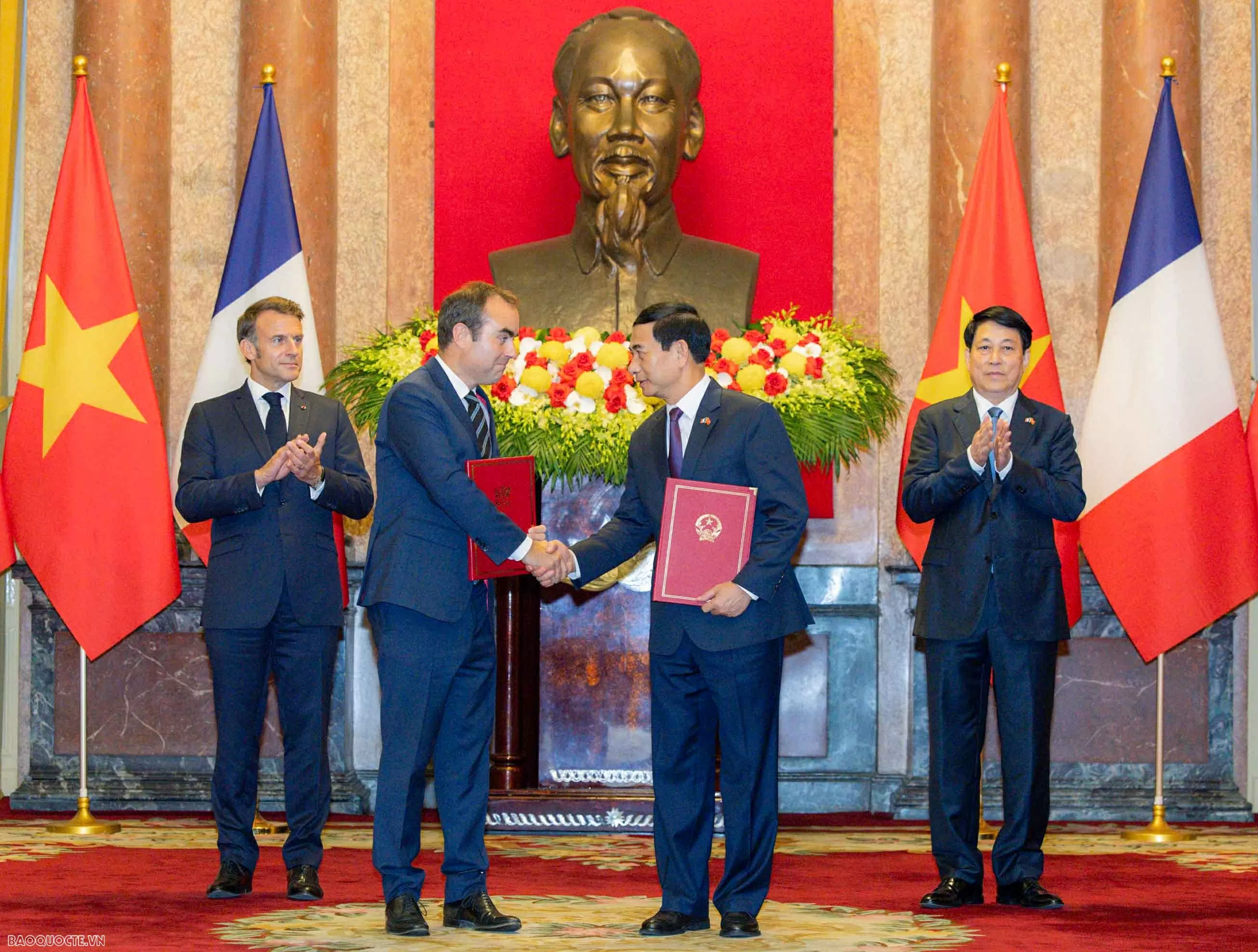 Những hình ảnh bận rộn của Tổng thống Pháp Emmanuel Macron và Phu nhân tại Việt Nam