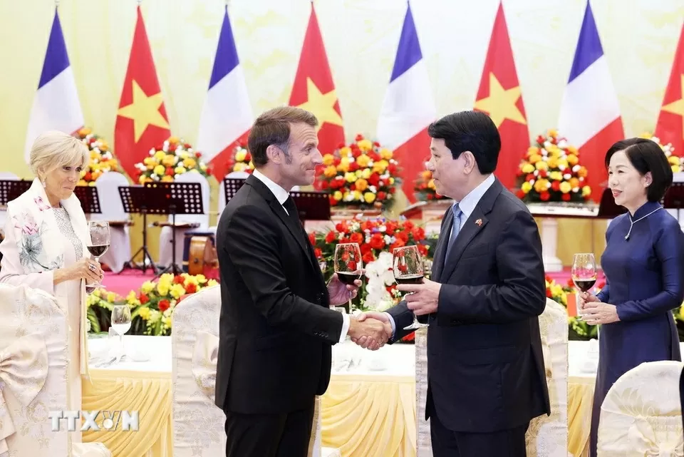 Những hình ảnh bận rộn của Tổng thống Pháp Emmanuel Macron và Phu nhân tại Việt Nam Những hình ảnh bận rộn của Tổng thống Pháp Emmanuel Macron và Phu nhân tại Việt Nam
