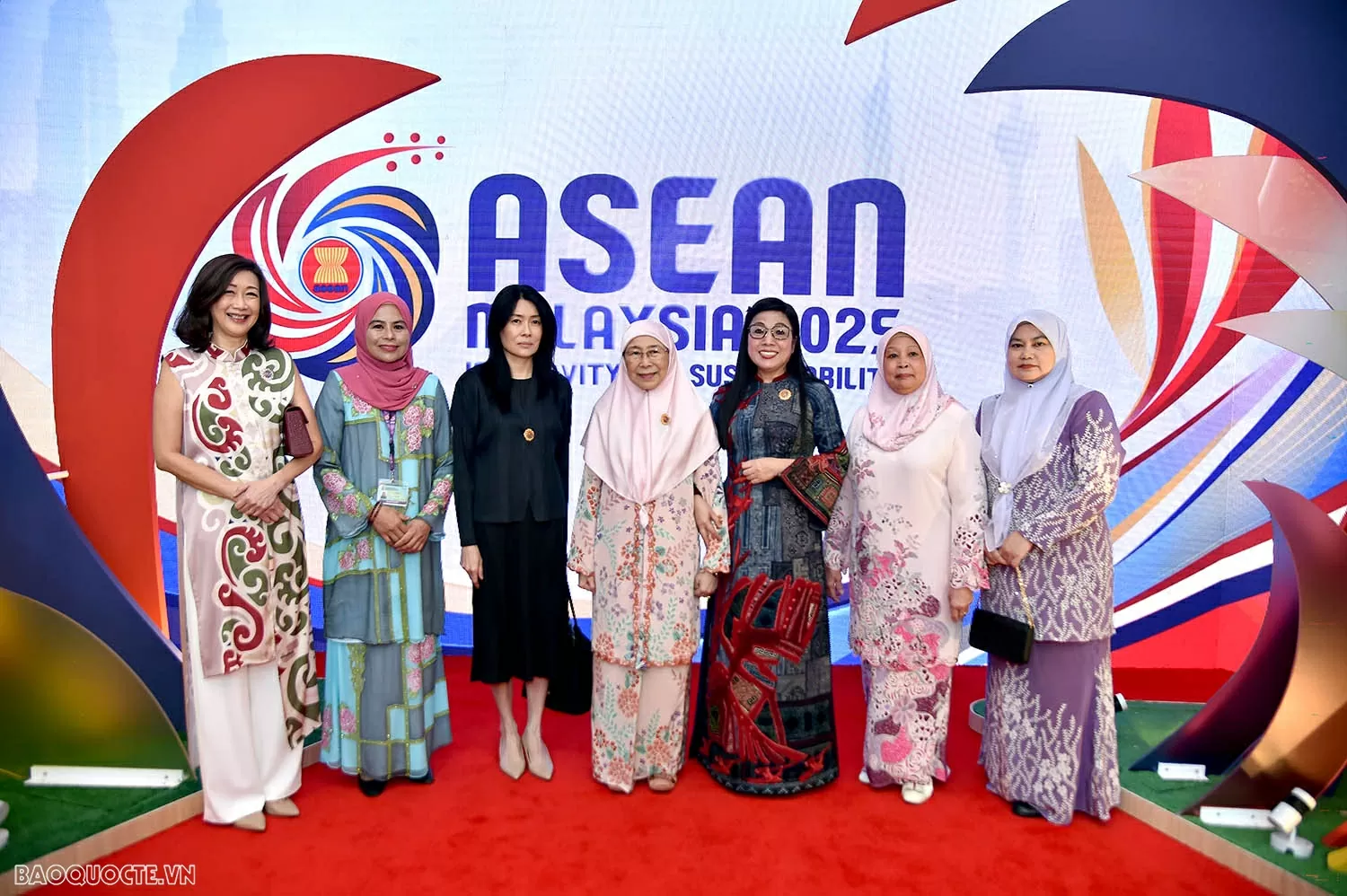 Phu nhân Thủ tướng Chính phủ Phạm Minh Chính tham dự chương trình triển lãm trong khuôn khổ Hội nghị cấp cao ASEAN 46