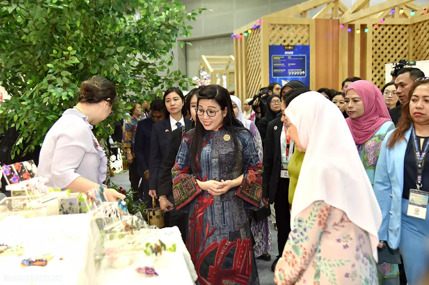 Phu nhân Thủ tướng Chính phủ Phạm Minh Chính tham dự chương trình triển lãm trong khuôn khổ Hội nghị cấp cao ASEAN 46