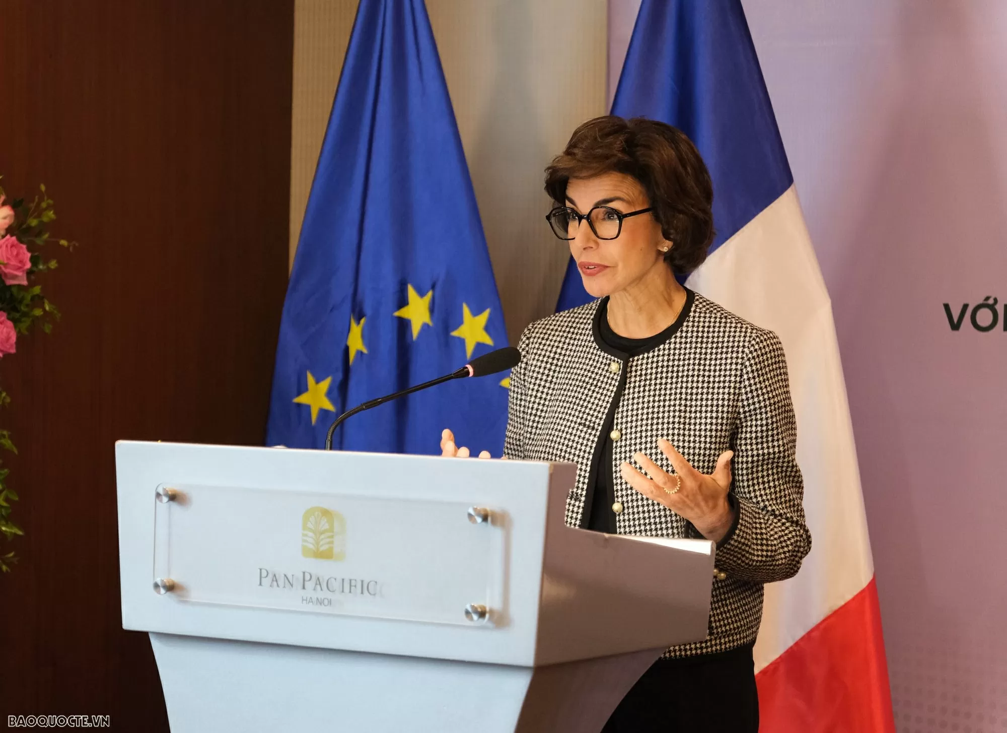 TS. Ngô Phương Lan nhận Huân chương Văn học Nghệ thuật bậc sĩ quan của Pháp