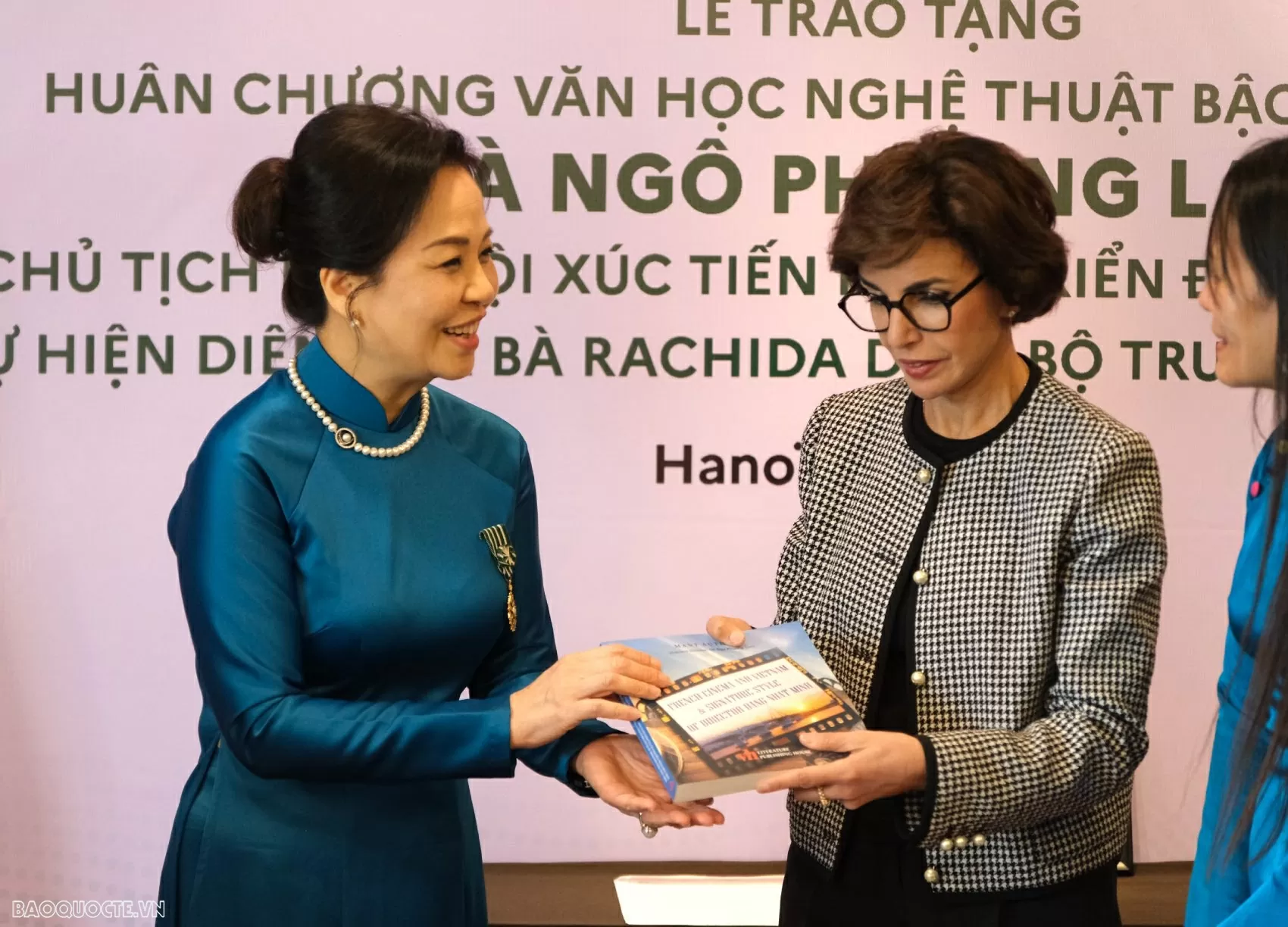 TS. Ngô Phương Lan nhận Huân chương Văn học Nghệ thuật bậc sĩ quan của Pháp TS. Ngô Phương Lan nhận Huân chương Văn học Nghệ thuật bậc sĩ quan của Pháp