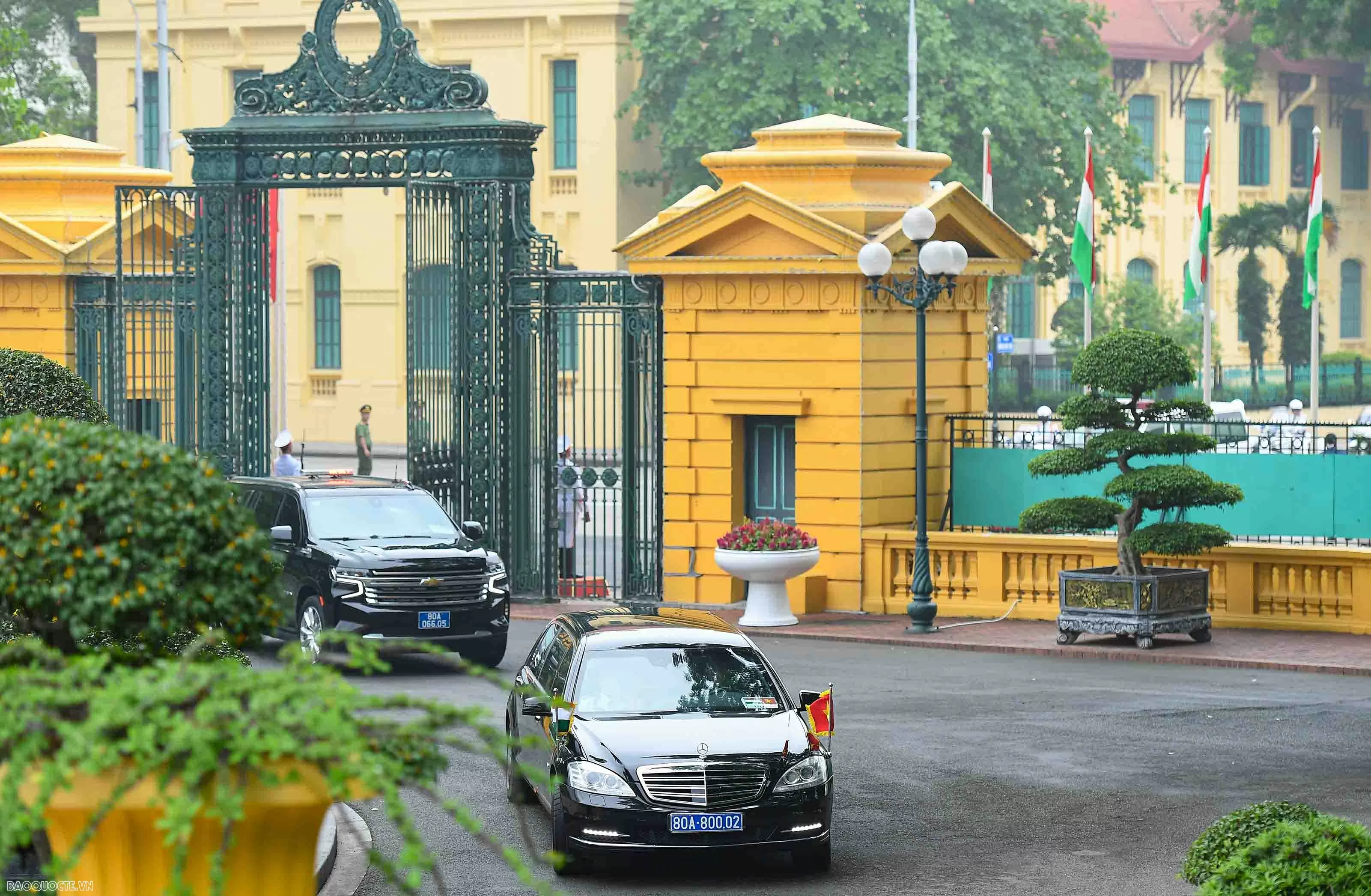 undefined Chủ tịch nước Lương Cường và Phu nhân đón Tổng thống Hungary và Phu nhân