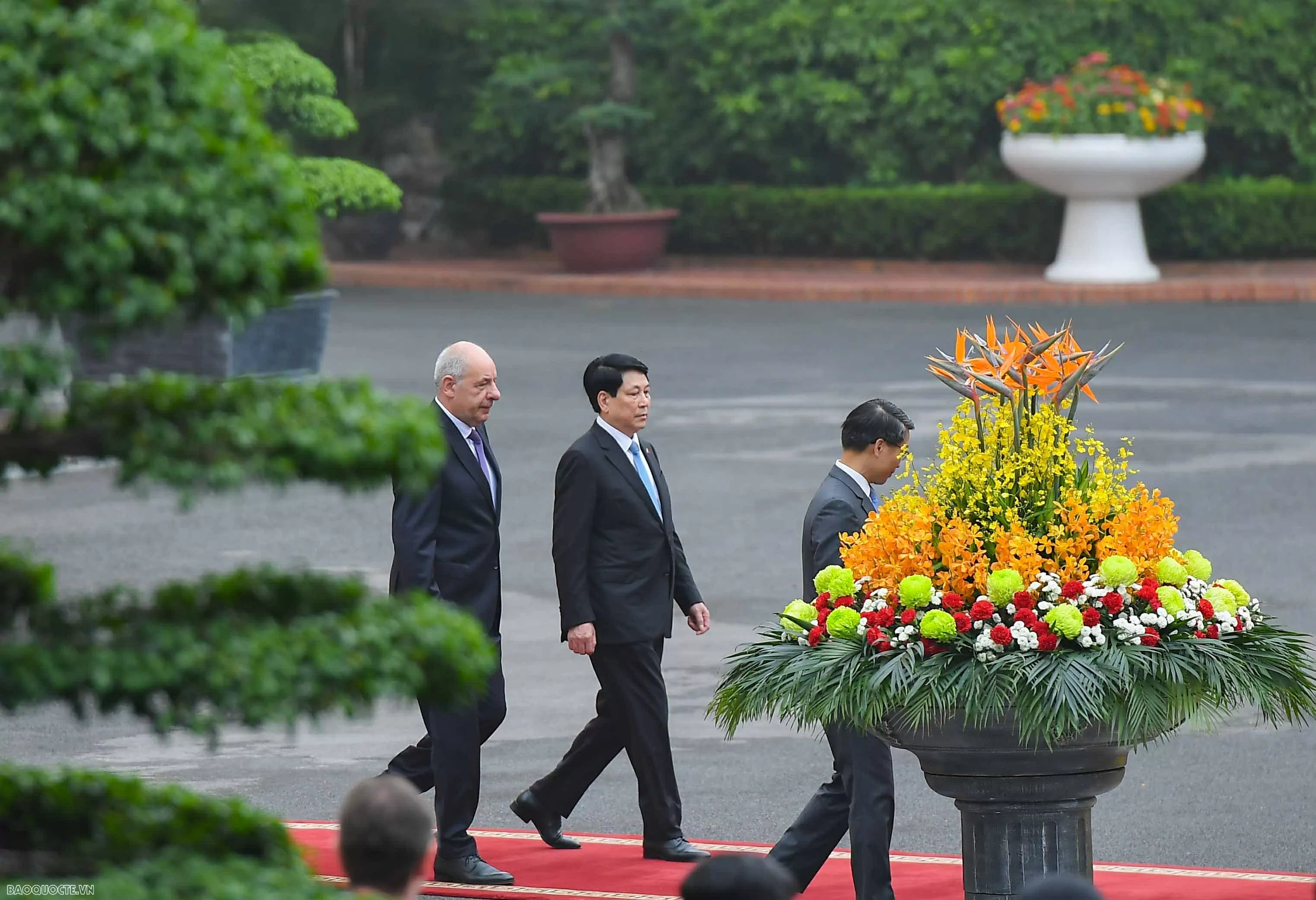 undefined Chủ tịch nước Lương Cường và Phu nhân đón Tổng thống Hungary và Phu nhân