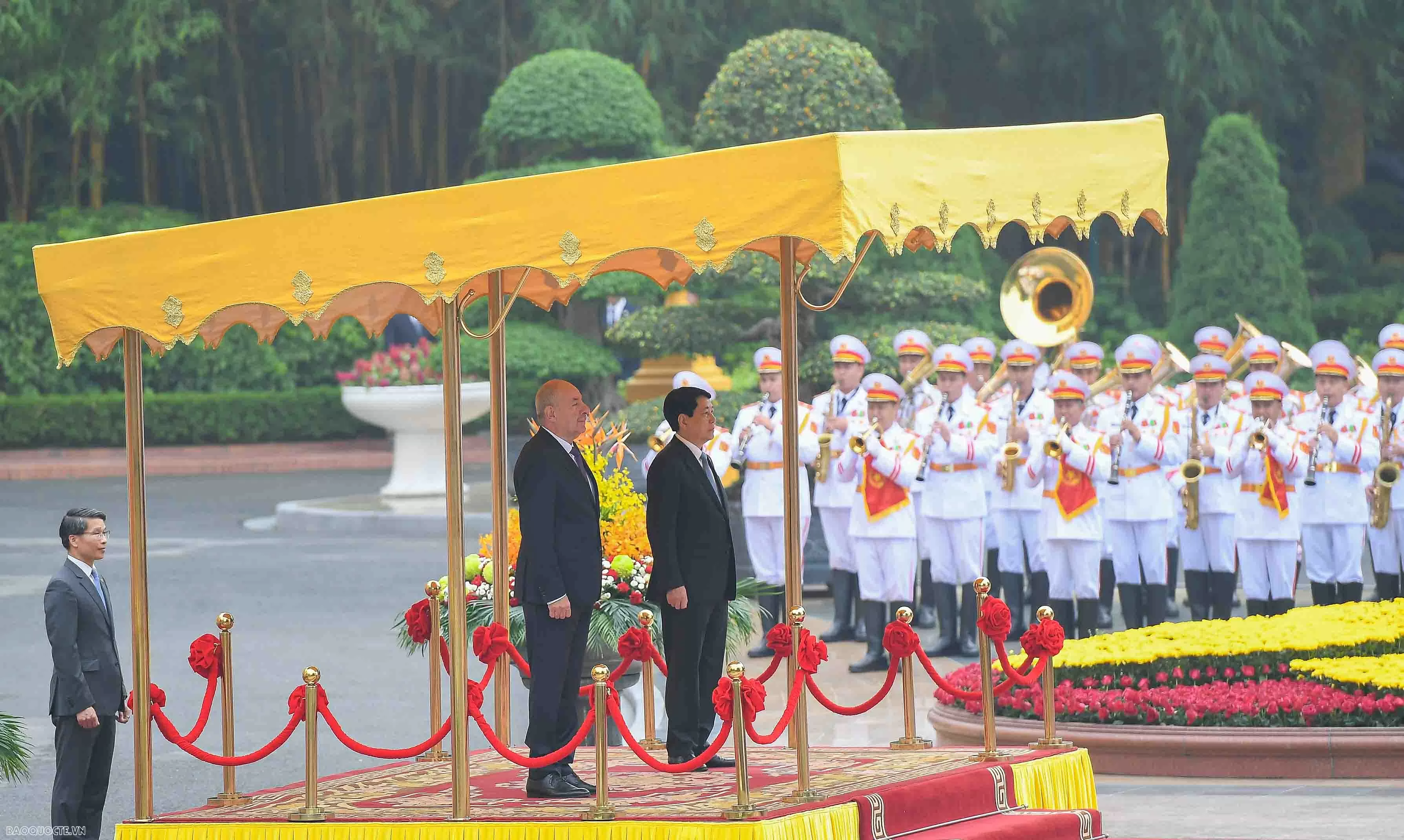 undefined Chủ tịch nước Lương Cường và Phu nhân đón Tổng thống Hungary và Phu nhân