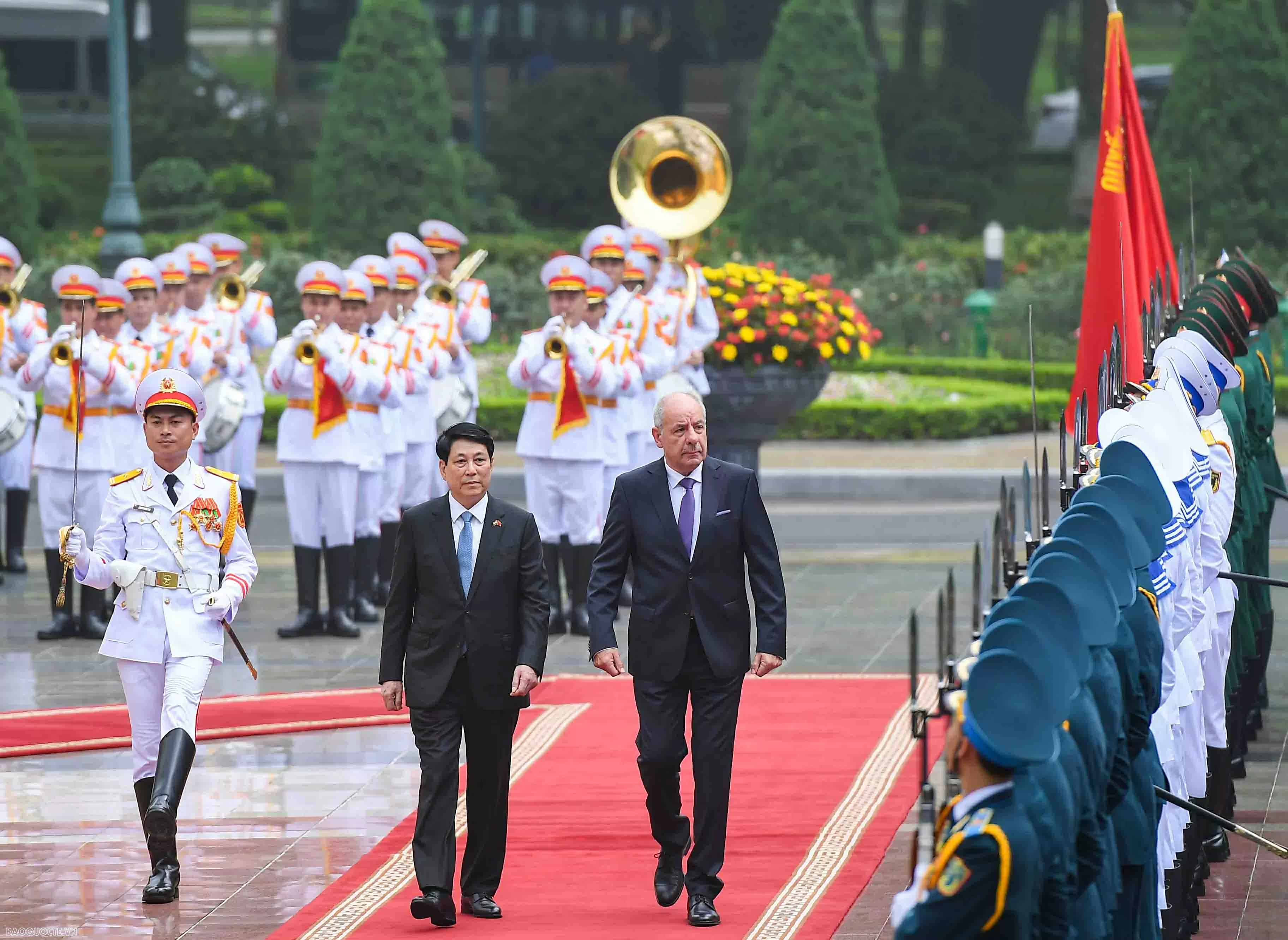 undefined Chủ tịch nước Lương Cường và Phu nhân đón Tổng thống Hungary và Phu nhân