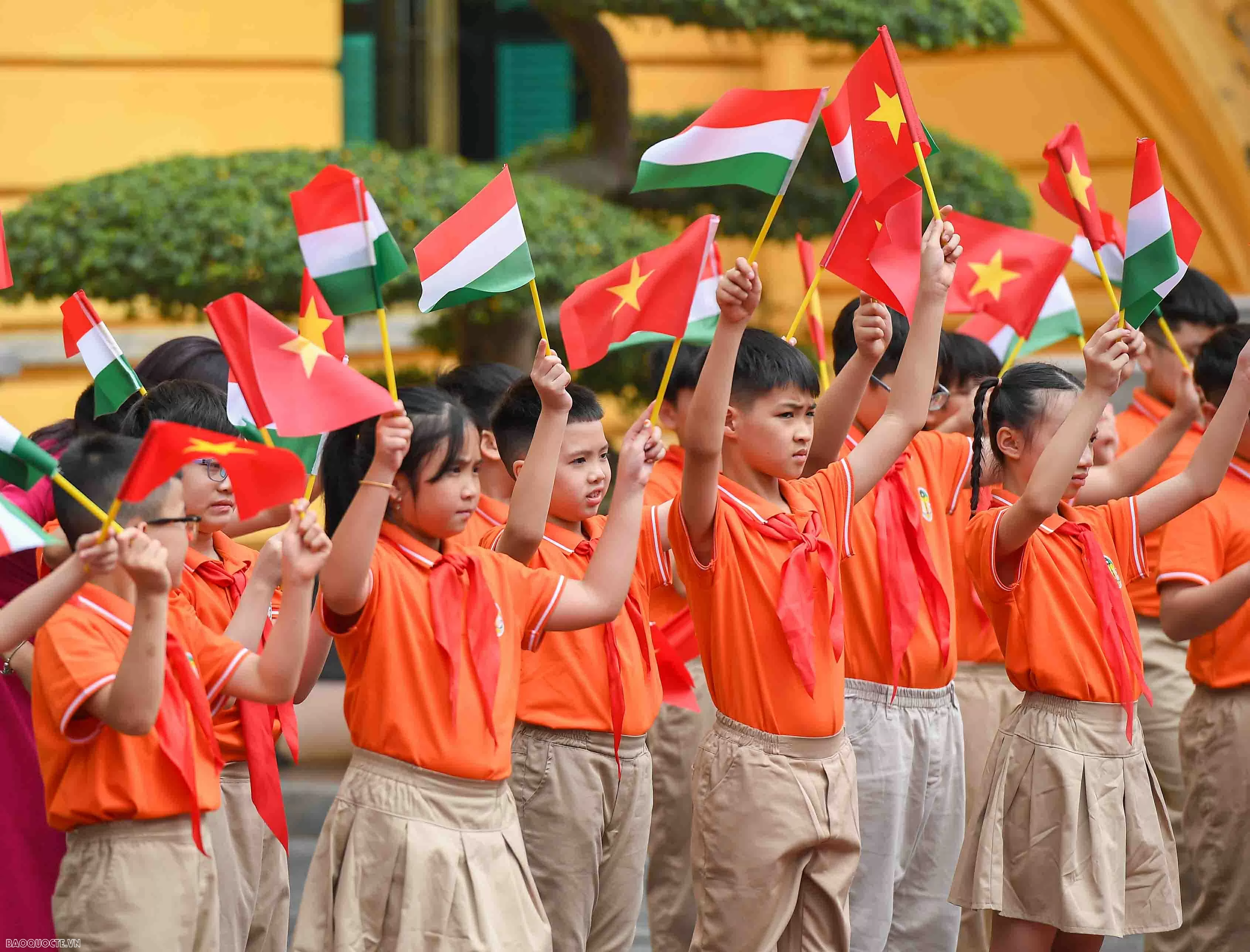 undefined Chủ tịch nước Lương Cường và Phu nhân đón Tổng thống Hungary và Phu nhân