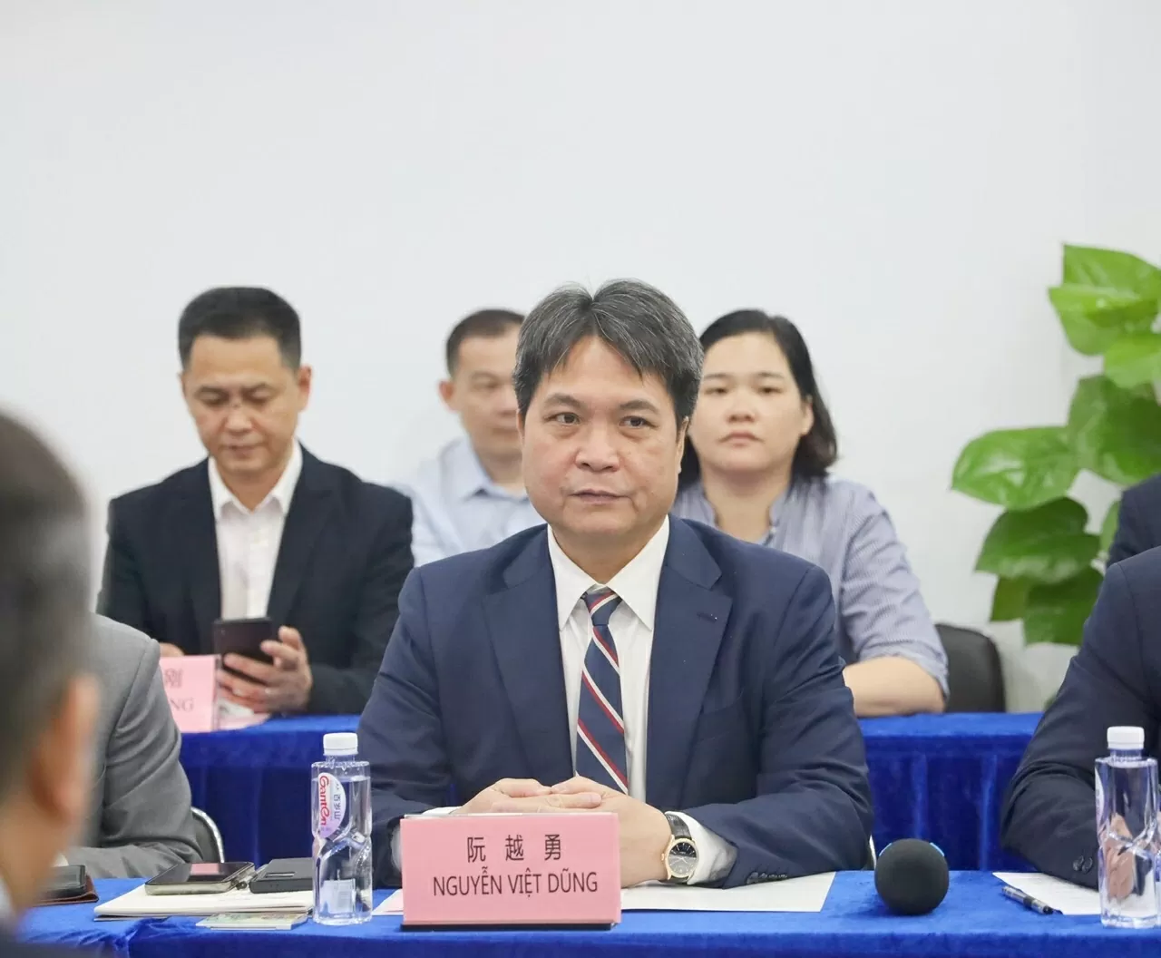 Tổng lãnh sự Việt Nam tại Quảng Châu Nguyễn Việt Dũng phát biểu tại Tọa đàm. Tổng lãnh sự Việt Nam tại Quảng Châu Nguyễn Việt Dũng phát biểu tại Tọa đàm.